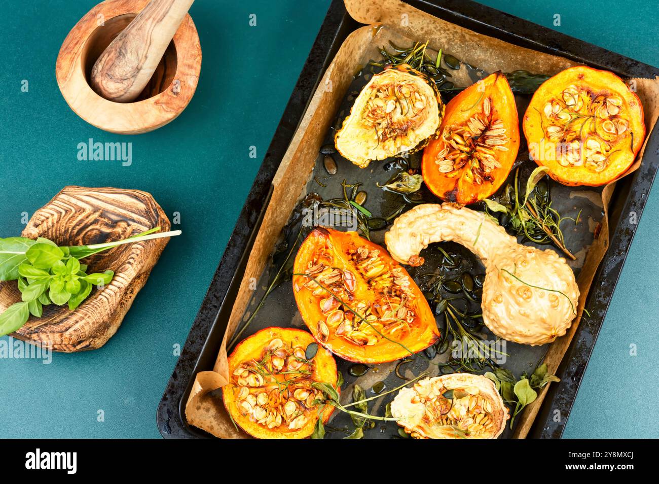 Vassoio di zucca arrostita. Piatto di zucche al forno pronto da mangiare. Foto Stock