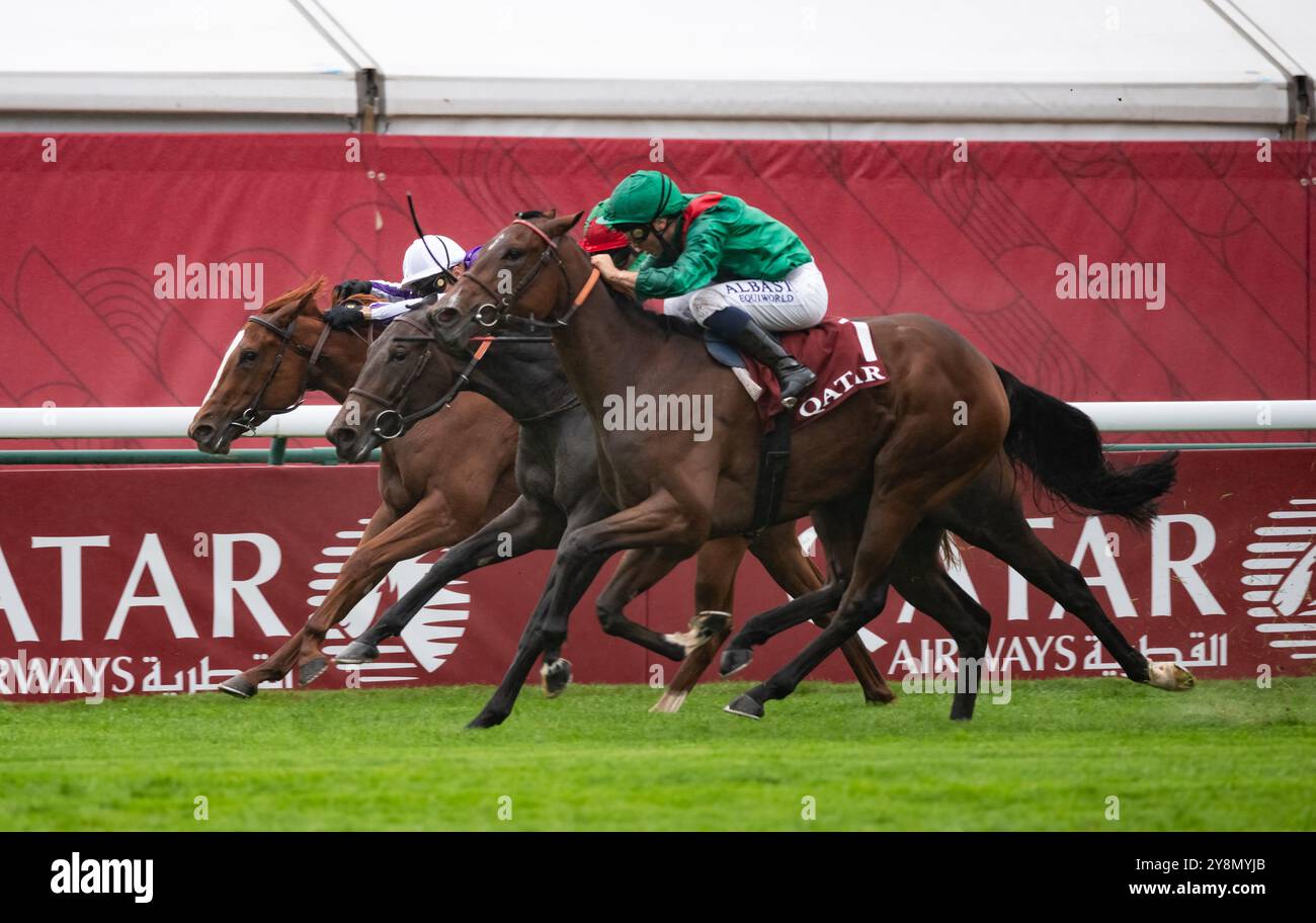 Parigi, Francia. Domenica 6 ottobre 2024. Vertical Blue e Alexis Pouchin ( cavallo medio ) vincono il gruppo 1 Qatar Prix Marcel Boussac per l'allenatore Francis-Henri Graffard e il proprietario Gemini Stud & Argella Racing. Crediti JTW equine Images / Alamy Live News. Foto Stock