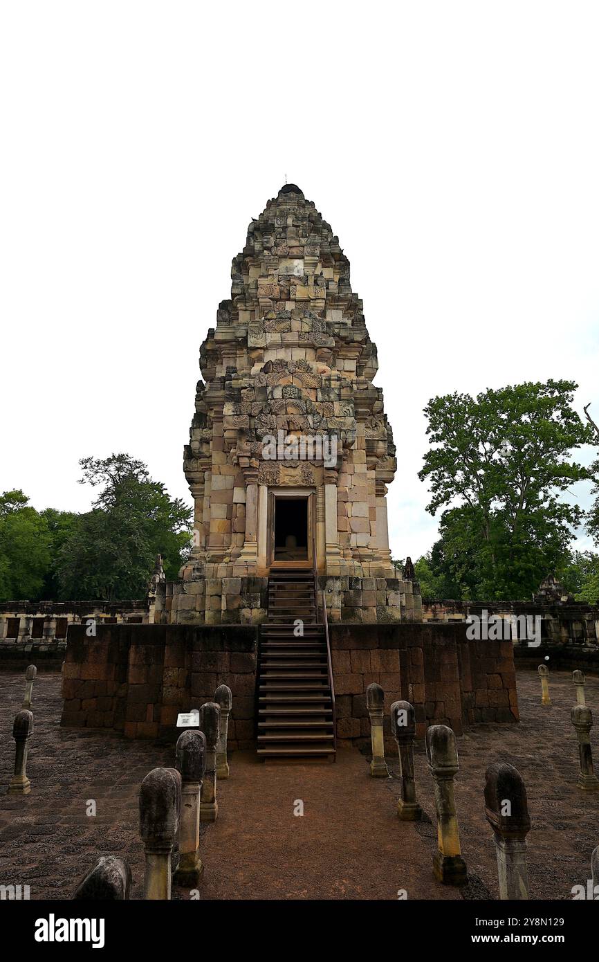 La torre principale rivolta a est, originariamente realizzata in arenaria, rappresenta simbolicamente il picco del Monte Meru a Prasat Sadok Kok Thom, Thailandia Foto Stock