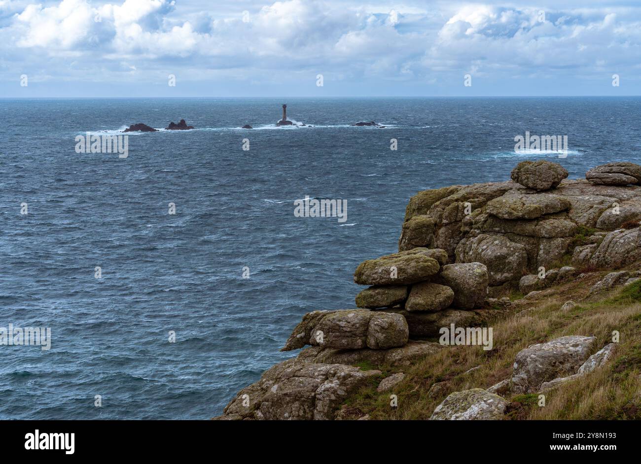 Longships Lighthouse visto da Land's End, Cornovaglia, Inghilterra Foto Stock