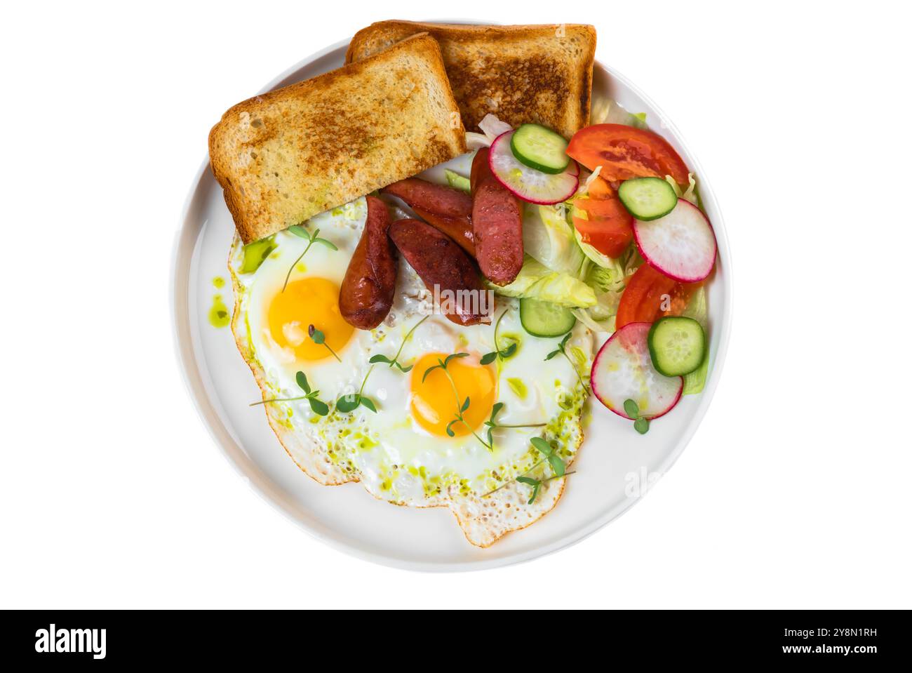 Sana colazione inglese con uova fritte, salsicce, toast e insalata in piatto bianco su sfondo bianco Foto Stock