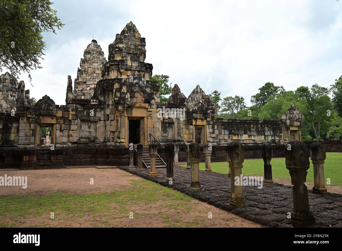 Corridoio laterale con grandi colonne di pietra (Sao Nang Riang), che conduce alla porta est di Gopura, Prasat Sadok Kok Thom, il più grande tempio angkoriano Foto Stock