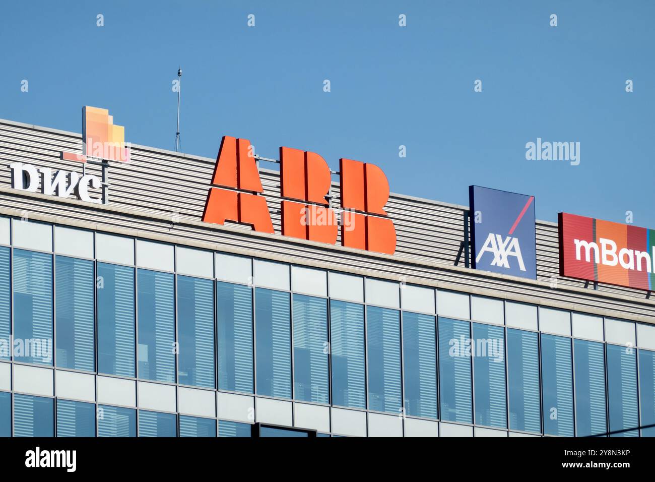 OSTRAVA, CZECHIA - 28 SETTEMBRE 2023: Business hub, edificio per uffici con società PWC, ABB, AXA e mBank Foto Stock