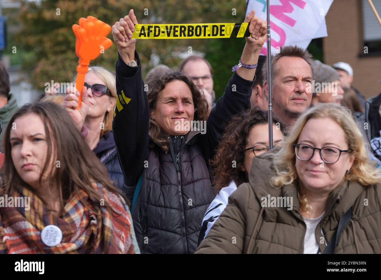 06.10.2024, Köln: Proteste gegen die AFD, Die in der Johannes-Gutenberg-Realschule in Köln-Godorf einen Kreisparteitag abhielt. Zu den Protesten haben Oma gegen Rechts, Köln gegen Rechts, Gynesa gegen Rechts und Kein Veedel für Rassismus hatten zu den Protesten aufgerufen. *** 06.10.2024, Colonia: Proteste contro l'AFD, che ha tenuto una conferenza di partito distrettuale alla Johannes-Gutenberg-Realschule di Colonia-Godorf. Le proteste furono organizzate da Oma gegen Rechts, Köln gegen Rechts, Gynesa gegen Rechts e Kein Veedel für Rassismus. Nordrhein-Westfalen Deutschland, Germania GMS17818 Foto Stock