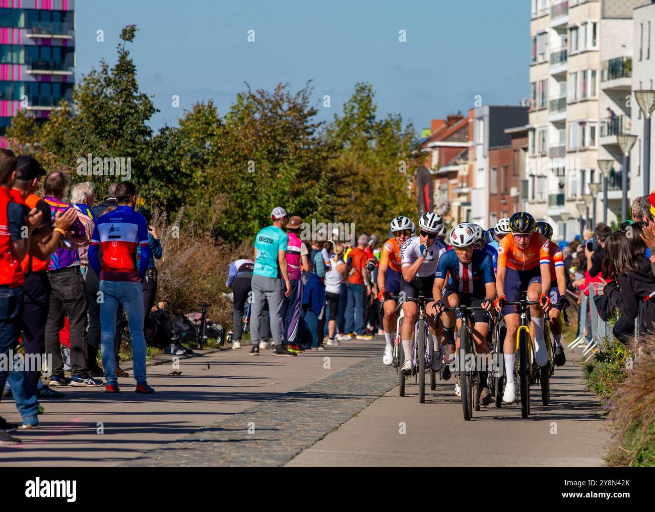 Il peloto che attraversa la zona di alimentazione di Lovanio durante i Campionati mondiali di ghiaia 2024, Lovanio, Belgio, 5 ottobre 2024, credito: Chris Wallis/A. Foto Stock