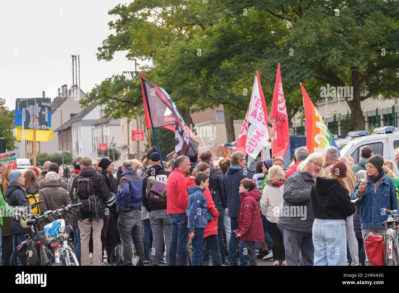 06.10.2024, Köln: Proteste gegen die AFD, Die in der Johannes-Gutenberg-Realschule in Köln-Godorf einen Kreisparteitag abhielt. Zu den Protesten haben Oma gegen Rechts, Köln gegen Rechts, Gynesa gegen Rechts und Kein Veedel für Rassismus hatten zu den Protesten aufgerufen. *** 06.10.2024, Colonia: Proteste contro l'AFD, che ha tenuto una conferenza di partito distrettuale alla Johannes-Gutenberg-Realschule di Colonia-Godorf. Le proteste furono organizzate da Oma gegen Rechts, Köln gegen Rechts, Gynesa gegen Rechts e Kein Veedel für Rassismus. Nordrhein-Westfalen Deutschland, Germania GMS17821 Foto Stock