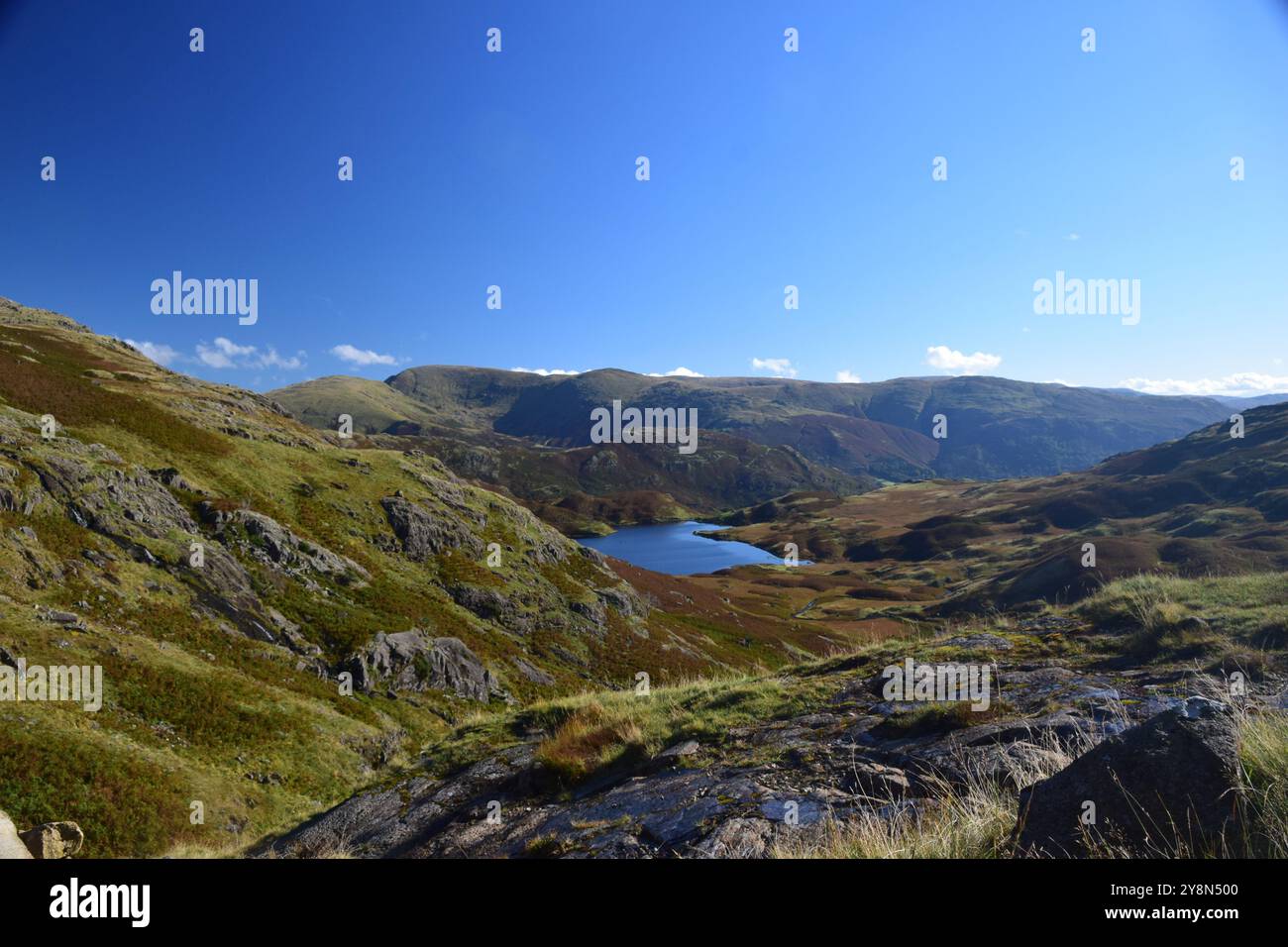 Easedale tarn e il paesaggio circostante del Lake District Foto Stock