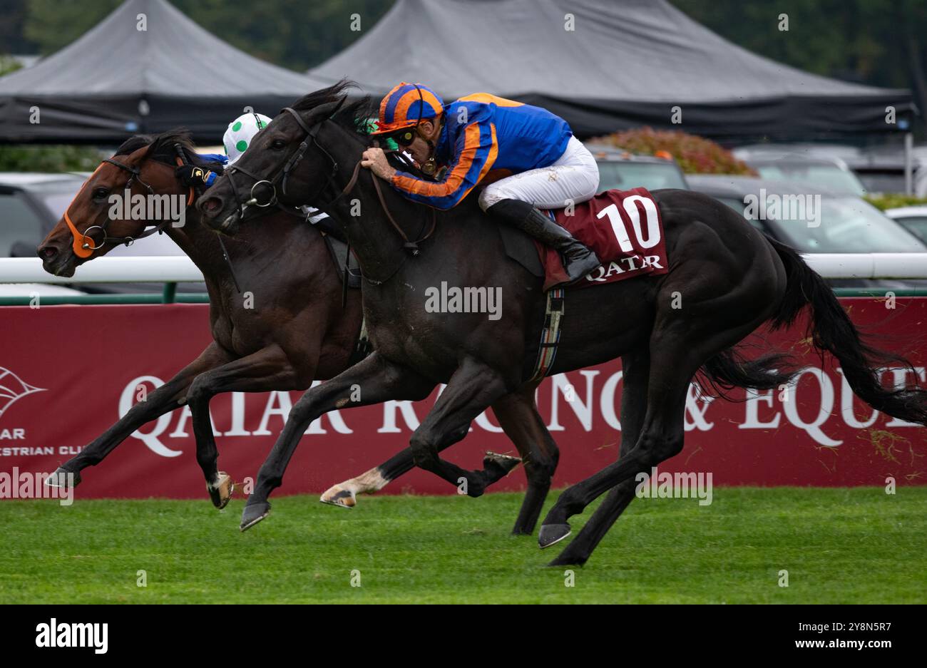 Parigi, Francia. Domenica 6 ottobre 2024. Camille Pissarro e Christophe Soumillon vincono il premio del Qatar del gruppo 1 Jean-Luc Lagardere per l'allenatore Aidan o'Brien e i proprietari M.. Tabor, D. Smith, signora J. Magnier e P.Brant. Crediti JTW equine Images / Alamy Live News Foto Stock