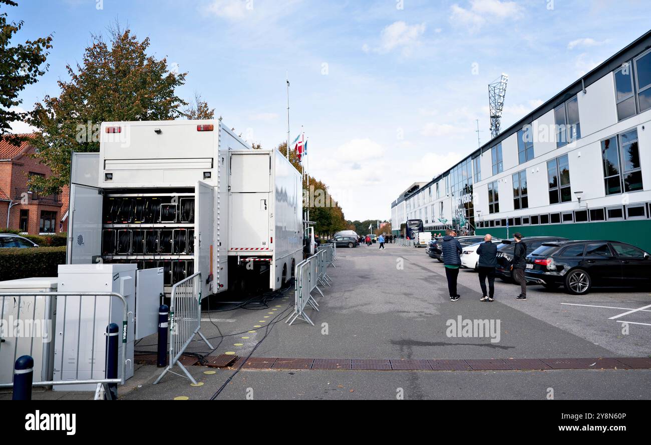 Un furgone OB è pronto per la trasmissione televisiva prima della partita di super campionato tra Viborg FF e AGF all'Energi Viborg Arena, domenica 6 ottobre 2024. (Foto: Henning Bagger / Ritzau Scanpix) Foto Stock