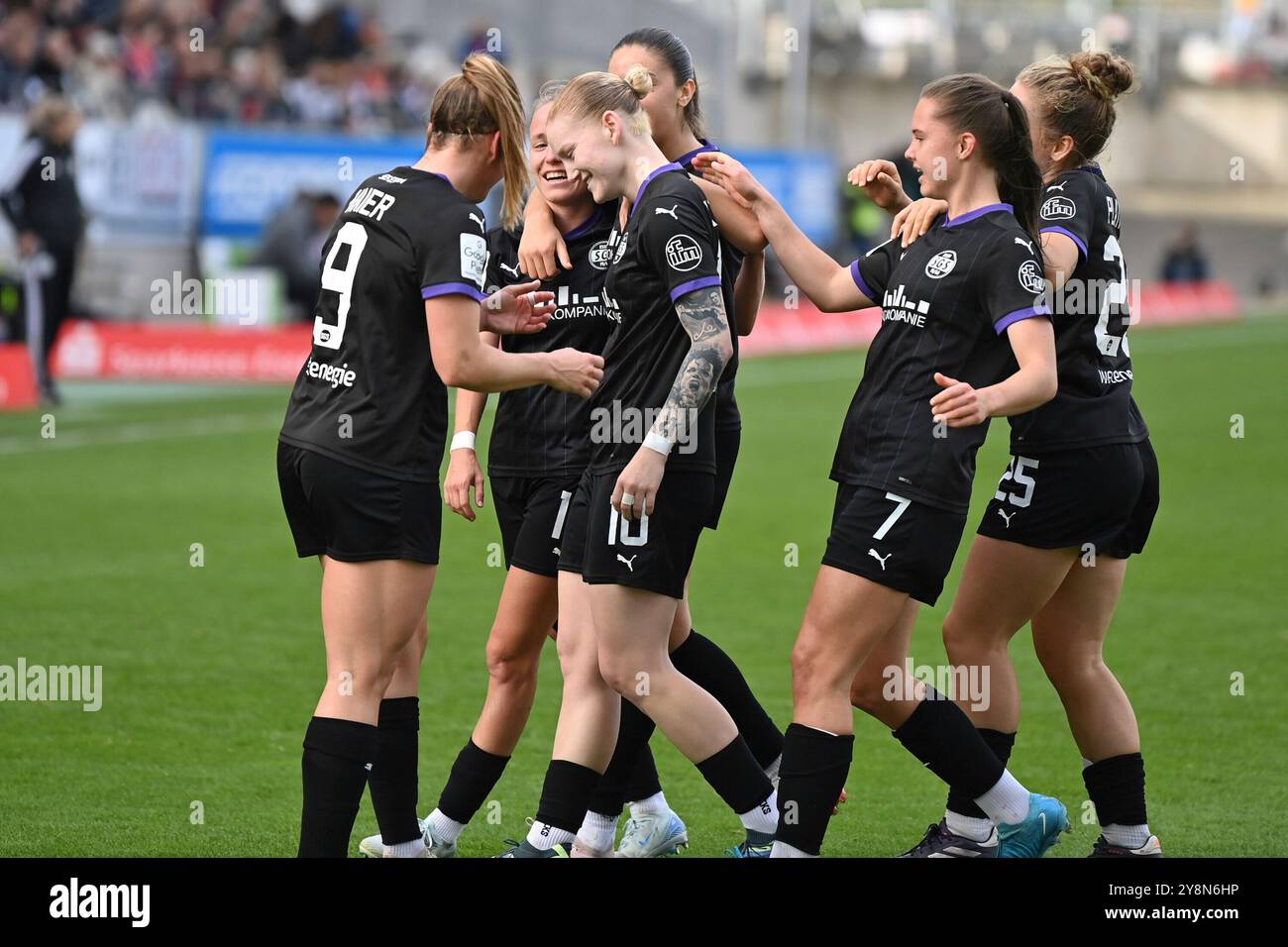 Jubel, Freuen, festeggiare, felice, tifo, celebrazione dei gol SGS Essen 1:0, 06.10.2024, Essen (Deutschland), Fussball, Google Pixel Frauen-Bundesliga, LE NORMATIVE SGS ESSEN - EINTRACHT FRANKFURT, DFB/DFL VIETANO QUALSIASI USO DI FOTOGRAFIE COME SEQUENZE DI IMMAGINI E/O QUASI-VIDEO. Foto Stock