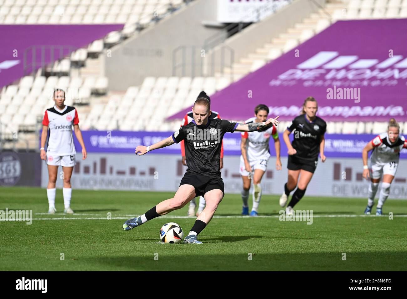 Natasha Kowalski (SGS, 10) schiesst den Elfmeter zum 1:0, 06.10.2024, Essen (Deutschland), Fussball, Google Pixel Frauen-Bundesliga, LE NORMATIVE SGS ESSEN - EINTRACHT FRANKFURT, DFB/DFL VIETANO QUALSIASI USO DI FOTOGRAFIE COME SEQUENZE DI IMMAGINI E/O QUASI-VIDEO. Foto Stock