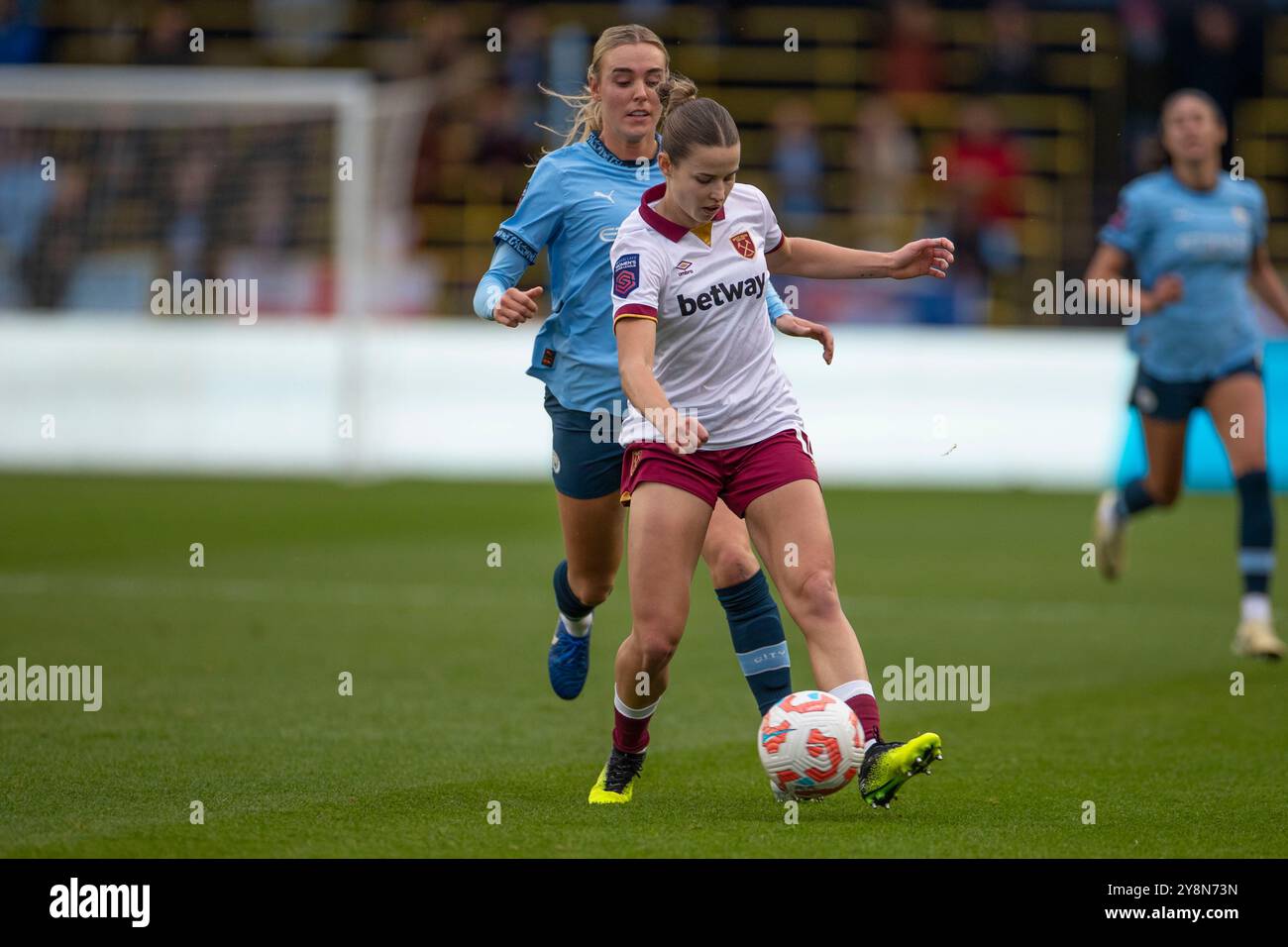Joie Stadium, Manchester domenica 6 ottobre 2024. Anouk Denton #18 del West Ham United F.C. sfidato da Jill Roord #10 del Manchester City W.F.C. durante il Barclays fa Women's Super League match tra Manchester City e West Ham United al Joie Stadium di Manchester domenica 6 ottobre 2024. (Foto: Mike Morese | mi News) crediti: MI News & Sport /Alamy Live News Foto Stock