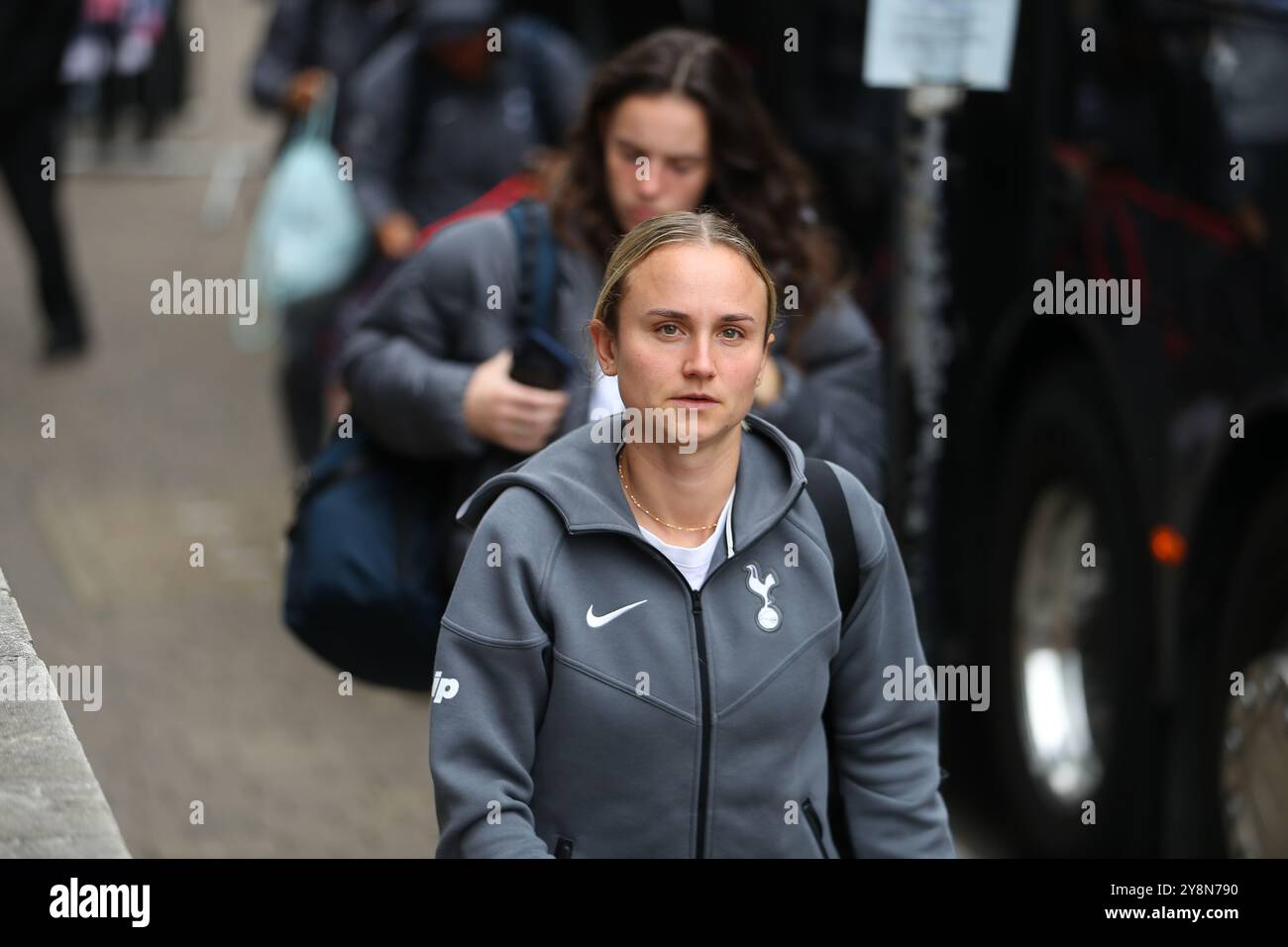 Brisbane Road, Londra, Regno Unito. 6 ottobre 2024. Super League Football femminile, Tottenham Hotspur contro Liverpool; Martha Thomas del Tottenham Hotspur arriva allo stadio prima della partita. Credito: Action Plus Sports/Alamy Live News Foto Stock