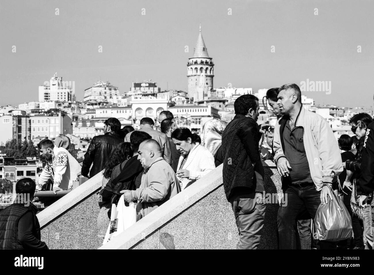 Vista monocromatica della storica torre galata da gradini urbani a ıstanbul, turchia Foto Stock