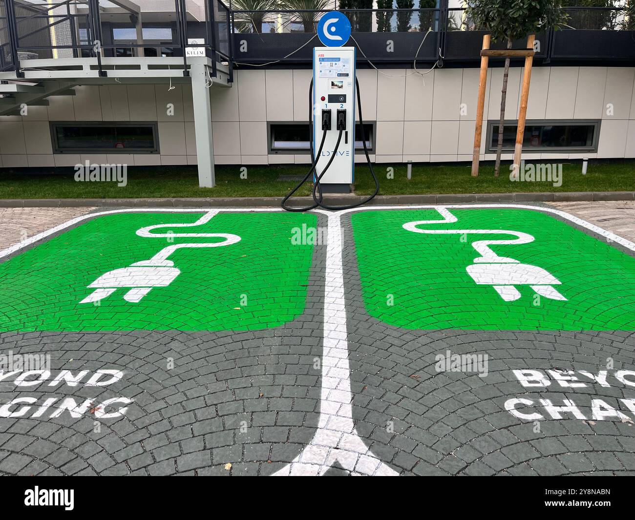 Stazione di ricarica Eldrive per autocarica di veicoli elettrici nel Sofia Business Park, Sofia, Bulgaria, Europa orientale, Balcani, UE - Immagine stock catturata con smartphone