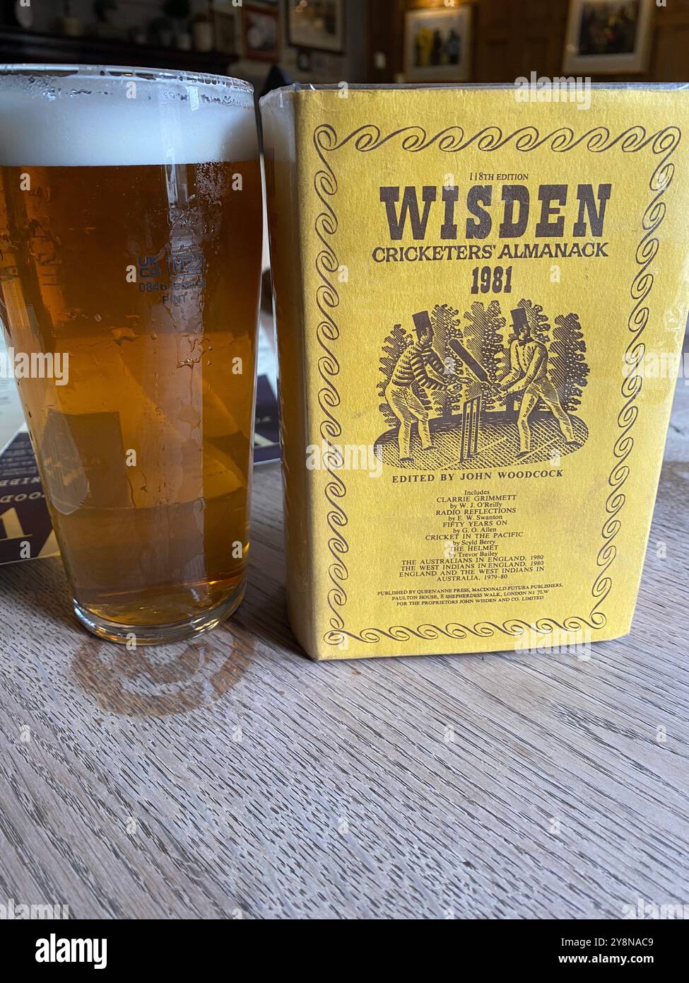 Wisden Cricketers almanack versione 1981 accanto a una pinta di birra inglese in un pub del Lancashire, Inghilterra, Regno Unito Foto Stock