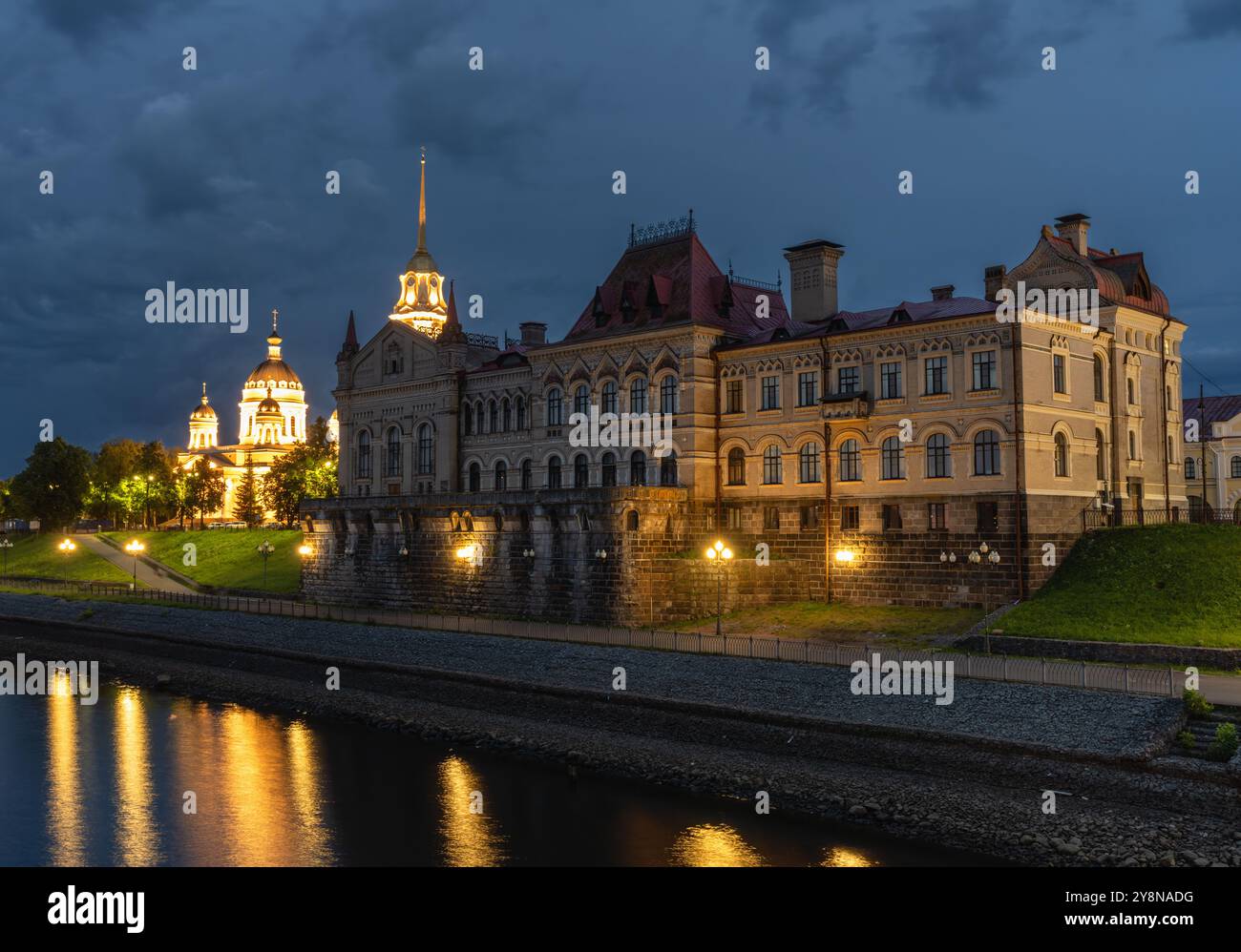 Vista notturna della vecchia borsa valori e Spaso-Preobrazhenskiy kafedralniy sobor di Rybinsk Foto Stock