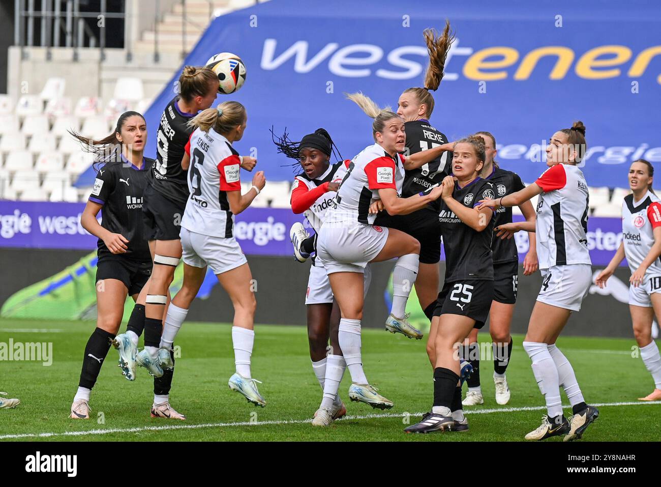 Beke Sterner (SGS, 19) köpft den Ball aufs Tor, 06.10.2024, Essen (Deutschland), Fussball, Google Pixel Frauen-Bundesliga, LE NORMATIVE SGS ESSEN - EINTRACHT FRANKFURT, DFB/DFL VIETANO QUALSIASI USO DI FOTOGRAFIE COME SEQUENZE DI IMMAGINI E/O QUASI-VIDEO. Foto Stock