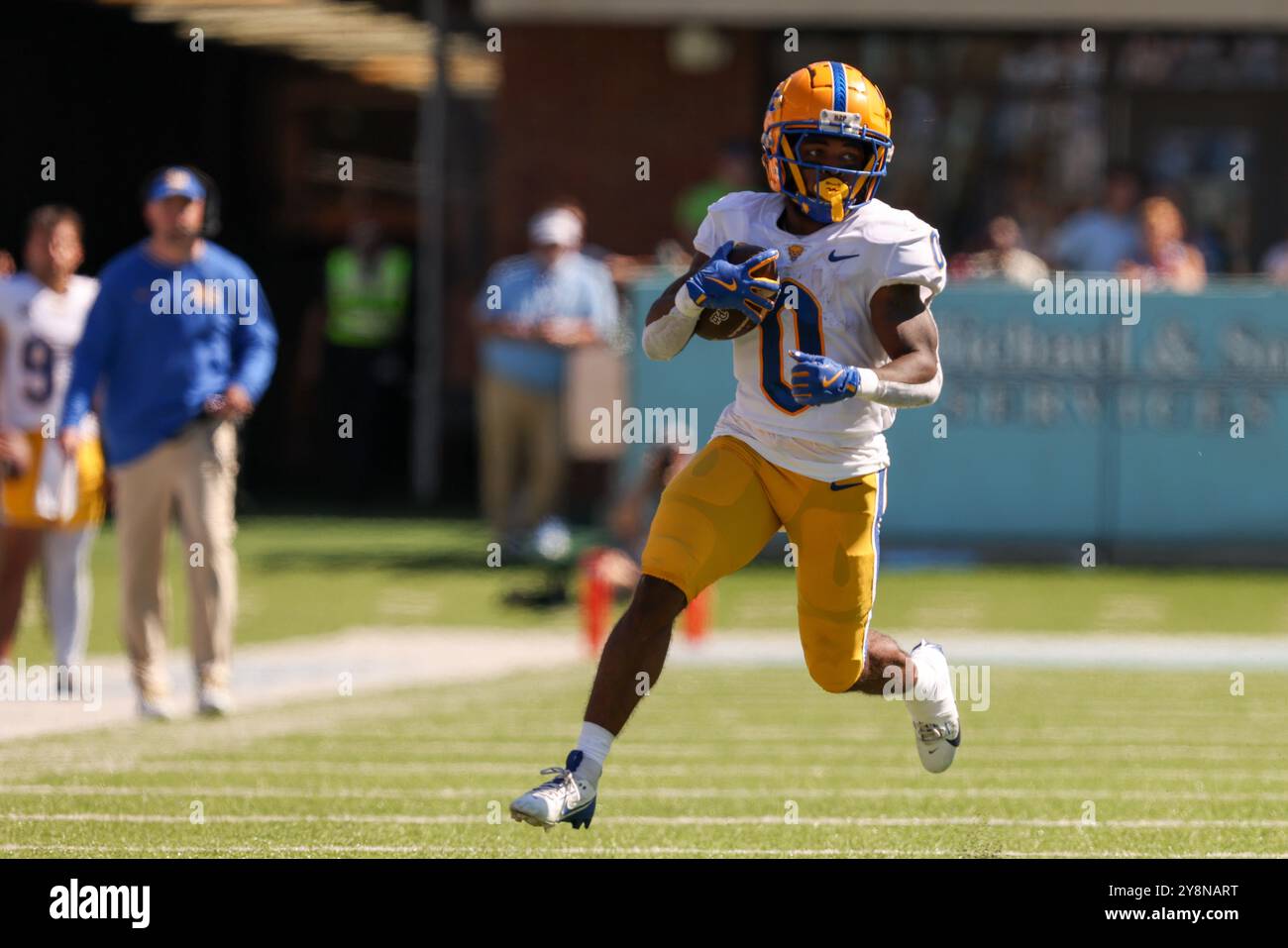 5 ottobre 2024: Il running back dei Pittsburgh Panthers Desmond Reid (0) porta la palla durante la partita di football NCAA tra i Pittsburgh Panthers e. Foto Stock