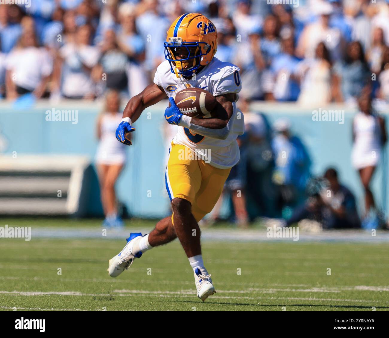 5 ottobre 2024: Il running back dei Pittsburgh Panthers Desmond Reid (0) porta la palla durante la partita di football NCAA tra i Pittsburgh Panthers e. Foto Stock