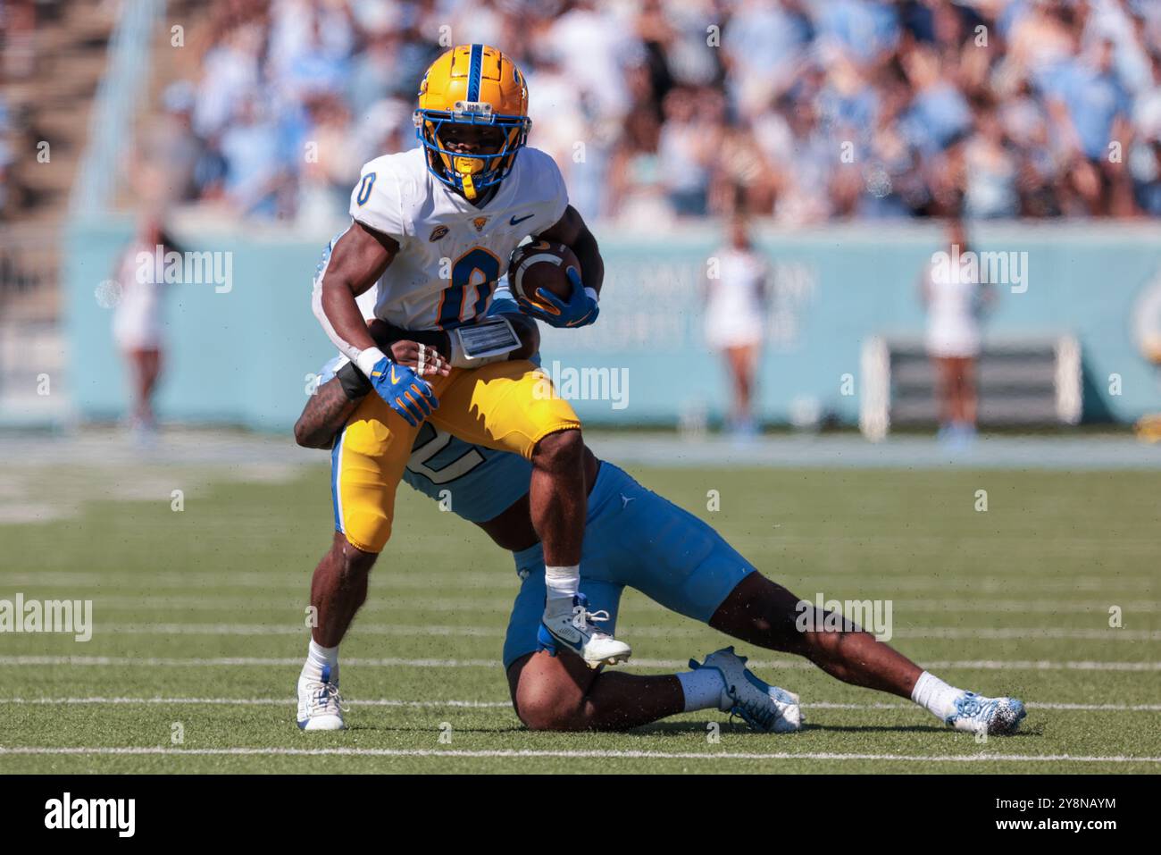 5 ottobre 2024: Il running back dei Pittsburgh Panthers Desmond Reid (0) porta la palla prima di essere avvolto dal linebacker dei North Carolina Tar Heels Pow Foto Stock