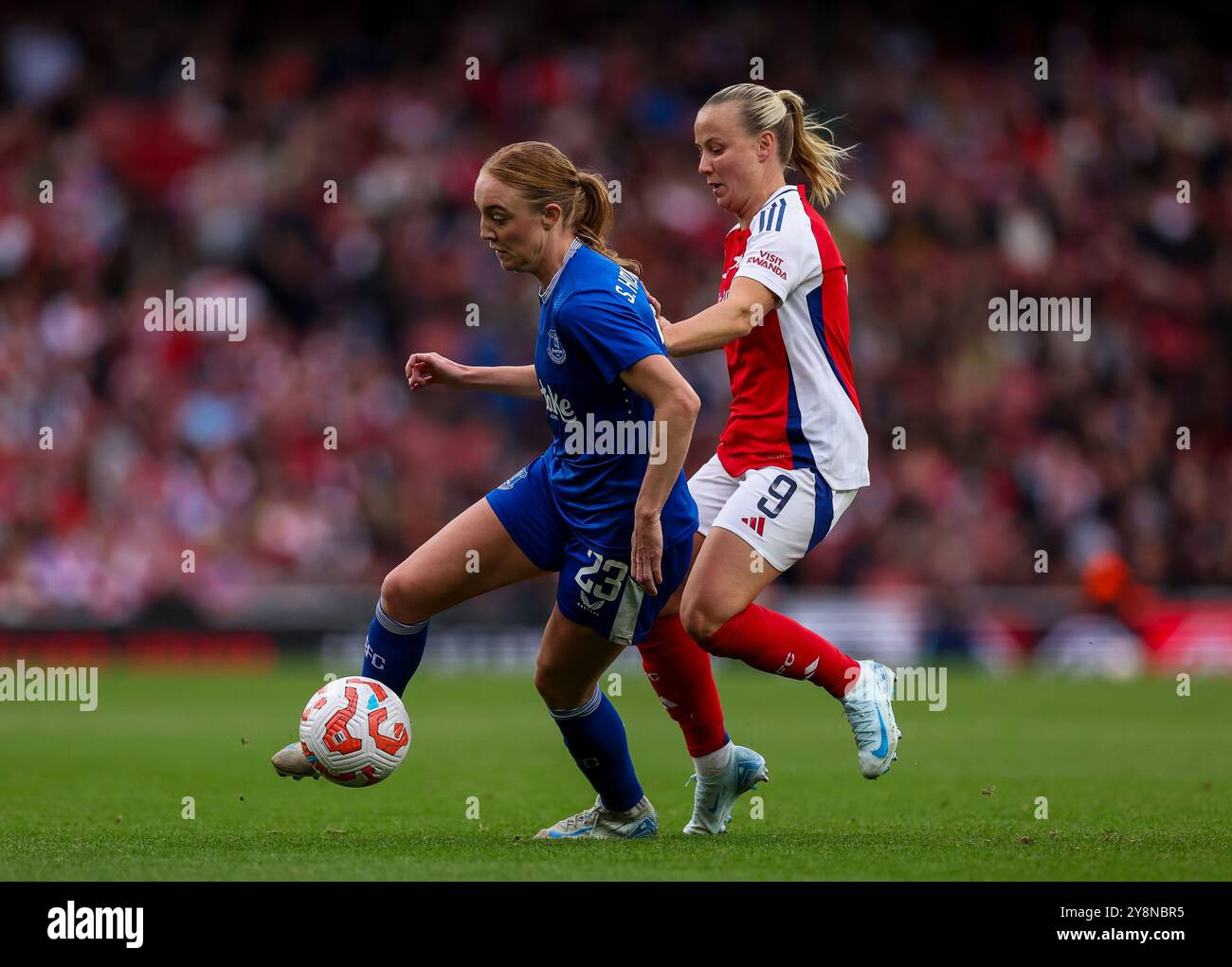 Sara Holmgaard dell'Everton e Beth Mead dell'Arsenal in azione durante la partita di Super League femminile all'Emirates Stadium di Londra. Data foto: Domenica 6 ottobre 2024. Foto Stock