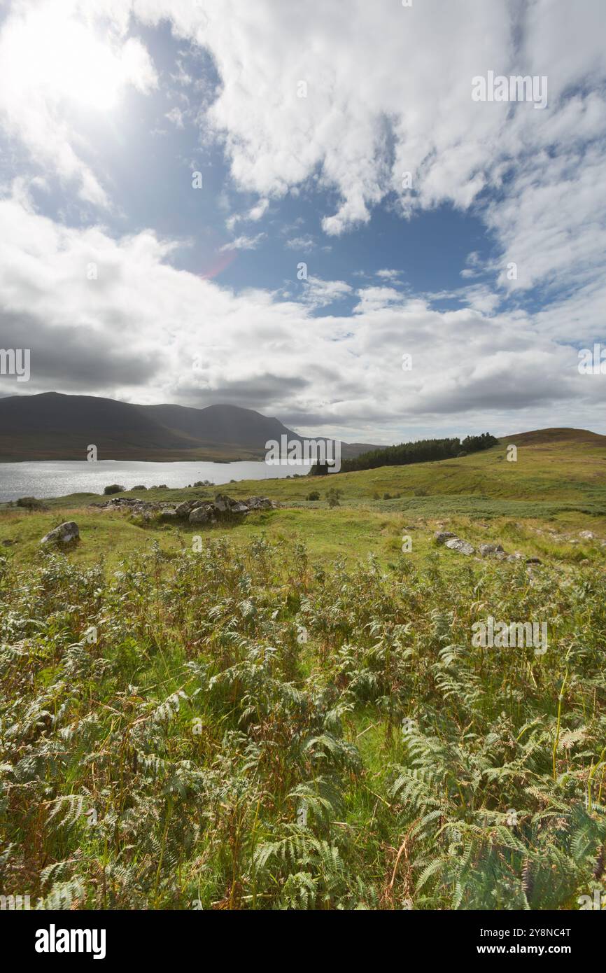 Zona di Altnaharra, Scozia. Vista pittoresca e rialzata del Loch Naver, con Ben Kilbreck sullo sfondo. Il deserto insediamento storico di Grummo Foto Stock