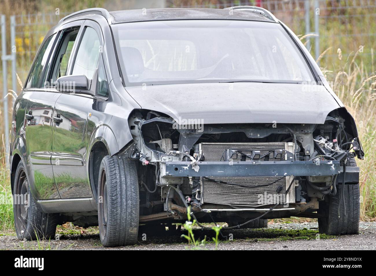 Auto distrutta abbandonata parcheggiata nello spazio pubblico. Problema comune nelle grandi città. Foto Stock