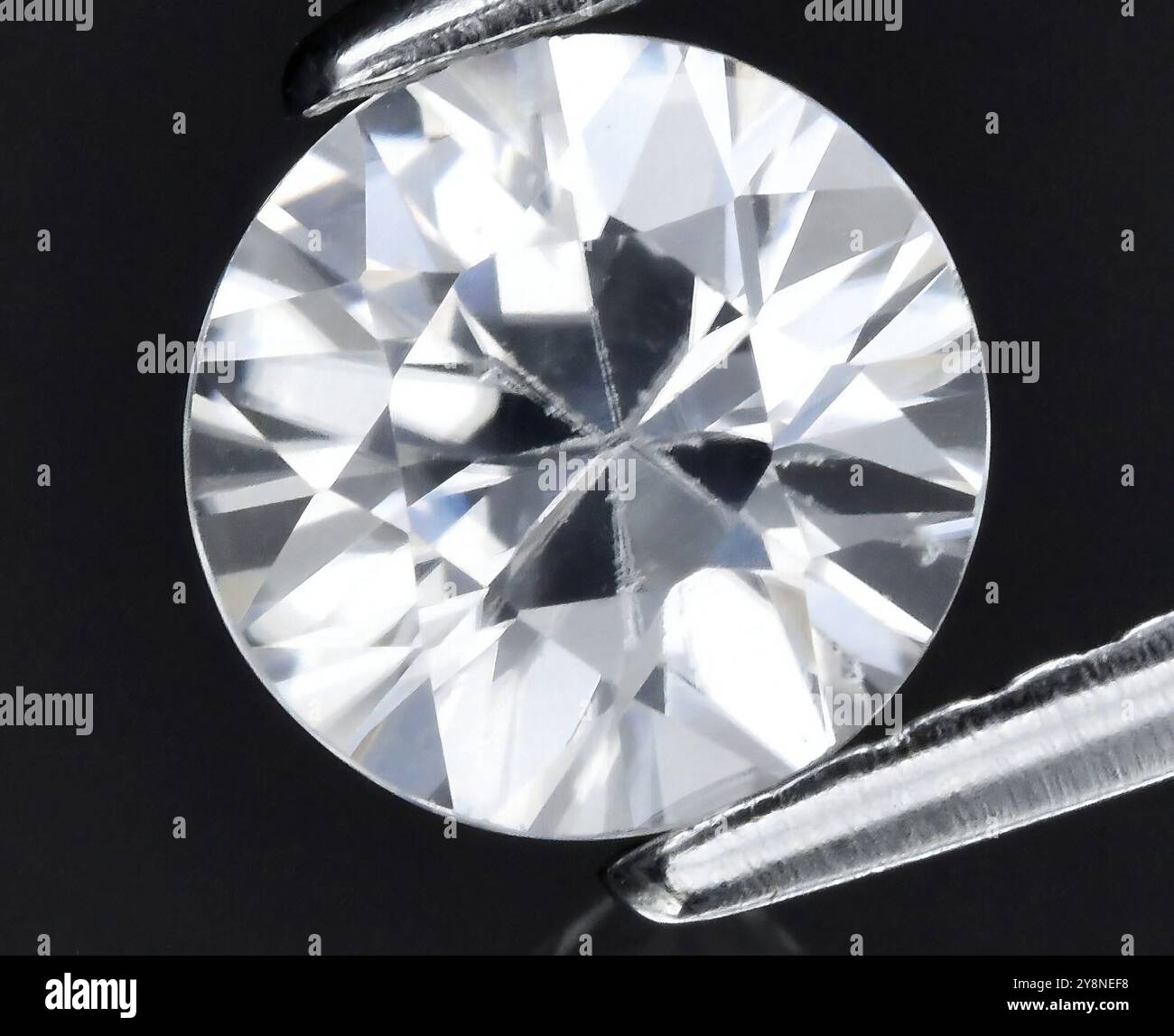 Squisito diamante rotondo che mostra chiarezza e brillantezza eccezionali. Foto Stock