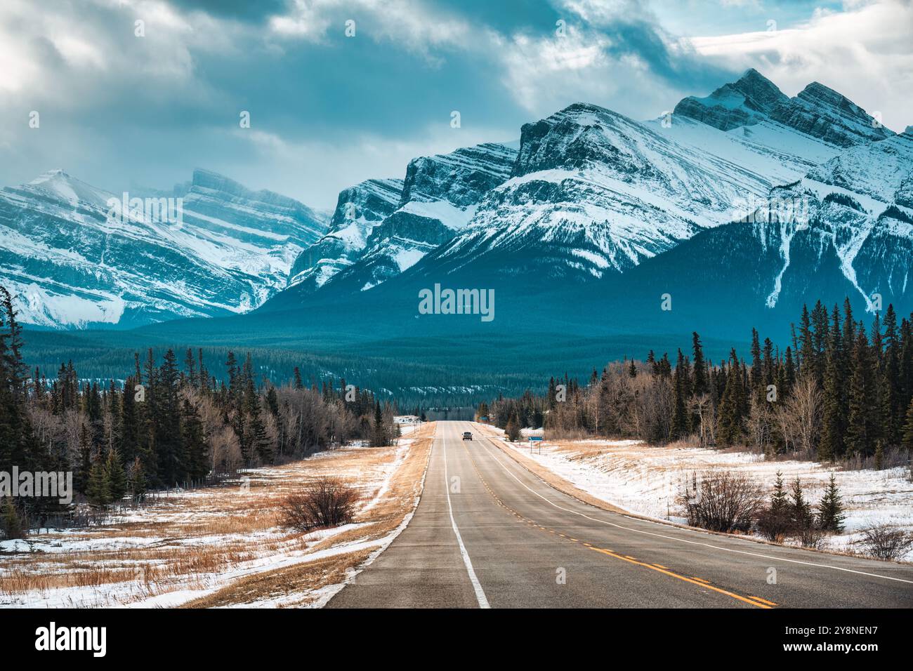 Scenario delle Montagne Rocciose sulla strada tra la natura selvaggia autunnale nella zona pianeggiante di Kootenay, Alberta, Canada Foto Stock