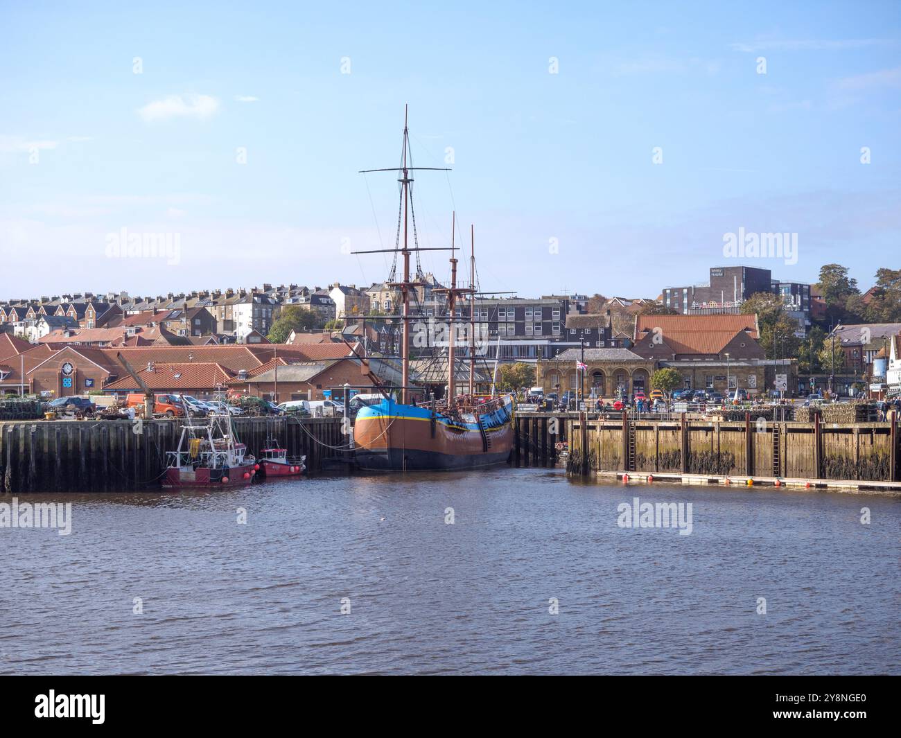 HM Endeavour replica a grandezza naturale ormeggiata a Whitby Foto Stock