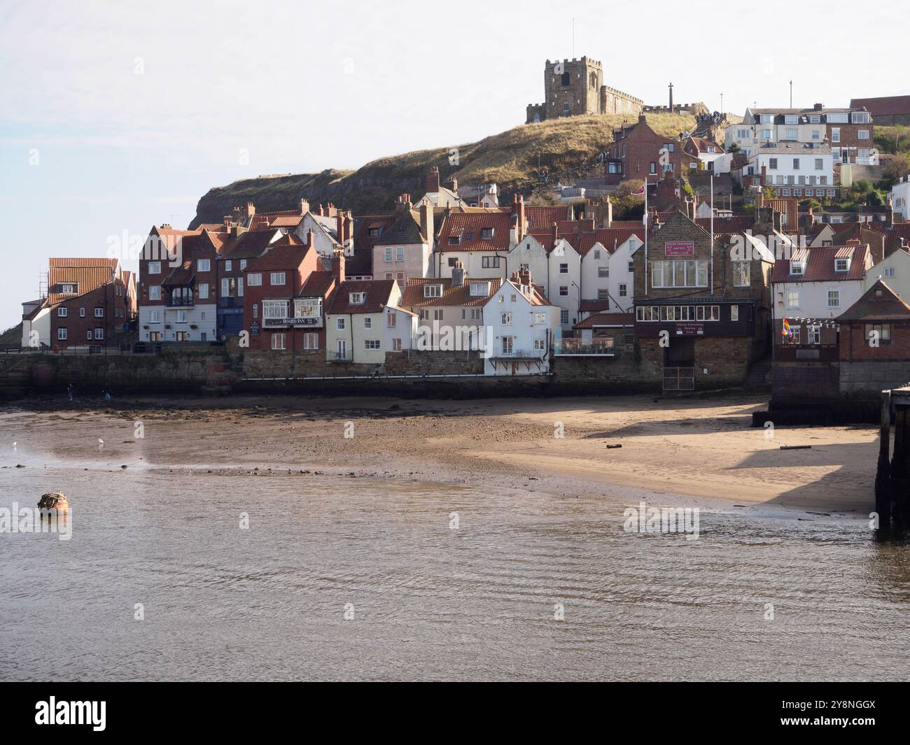 La città vecchia di Whitby si affaccia sulla chiesa di Santa Maria Foto Stock