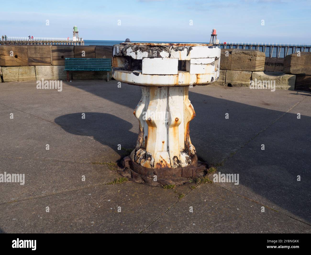 Capstan in legno sul molo ovest di Whitby Harbour Foto Stock