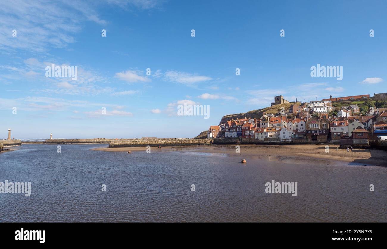 L'entrata del porto e il centro storico di Whitby Foto Stock