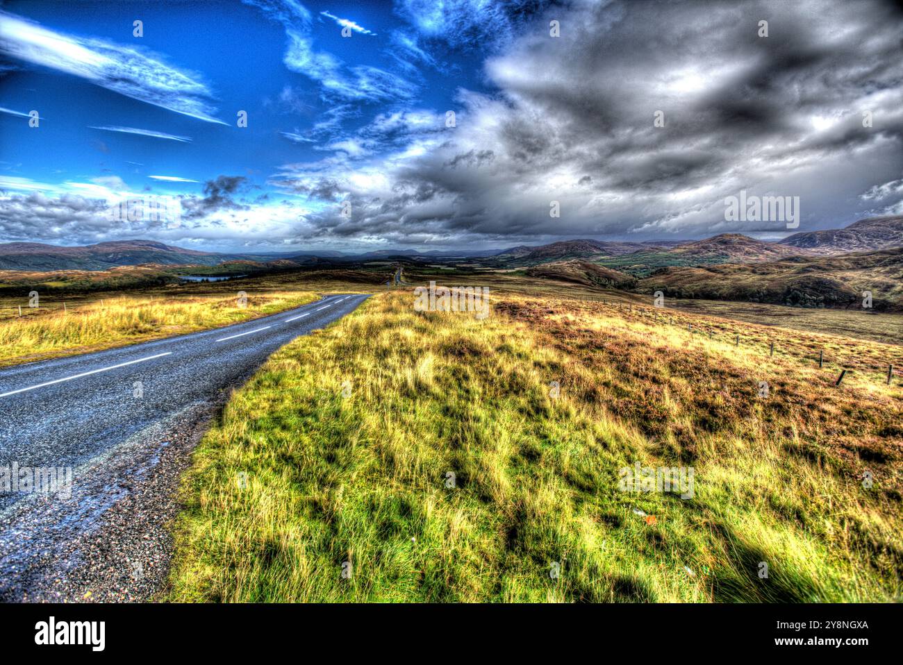 Zona di Loch Ness, Scozia. Vista artistica della strada B862 nella Great Glen, vicino a Loch Ness. Foto Stock