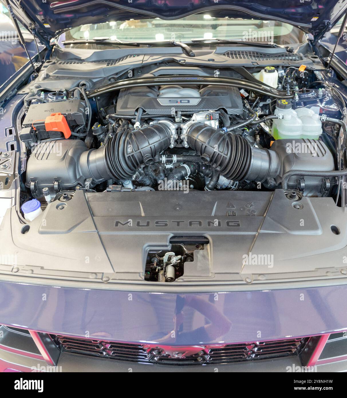 ATENE, GRECIA - 5 OTTOBRE 2024: Ford Mustang Dark Horse 5 L ti-VCT V8 da 500 CV al Motor Show di Auto Athina 2024. Foto Stock