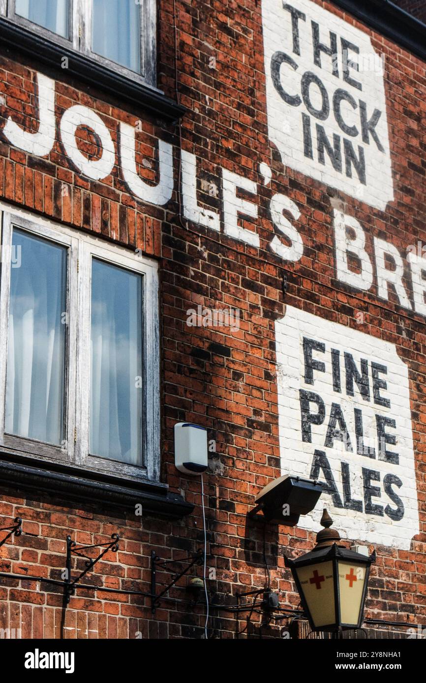 Immergiti nella storia al Cock Inn, un'affascinante casa di produzione della birra Joule a Leek, Staffordshire, Inghilterra. Foto Stock