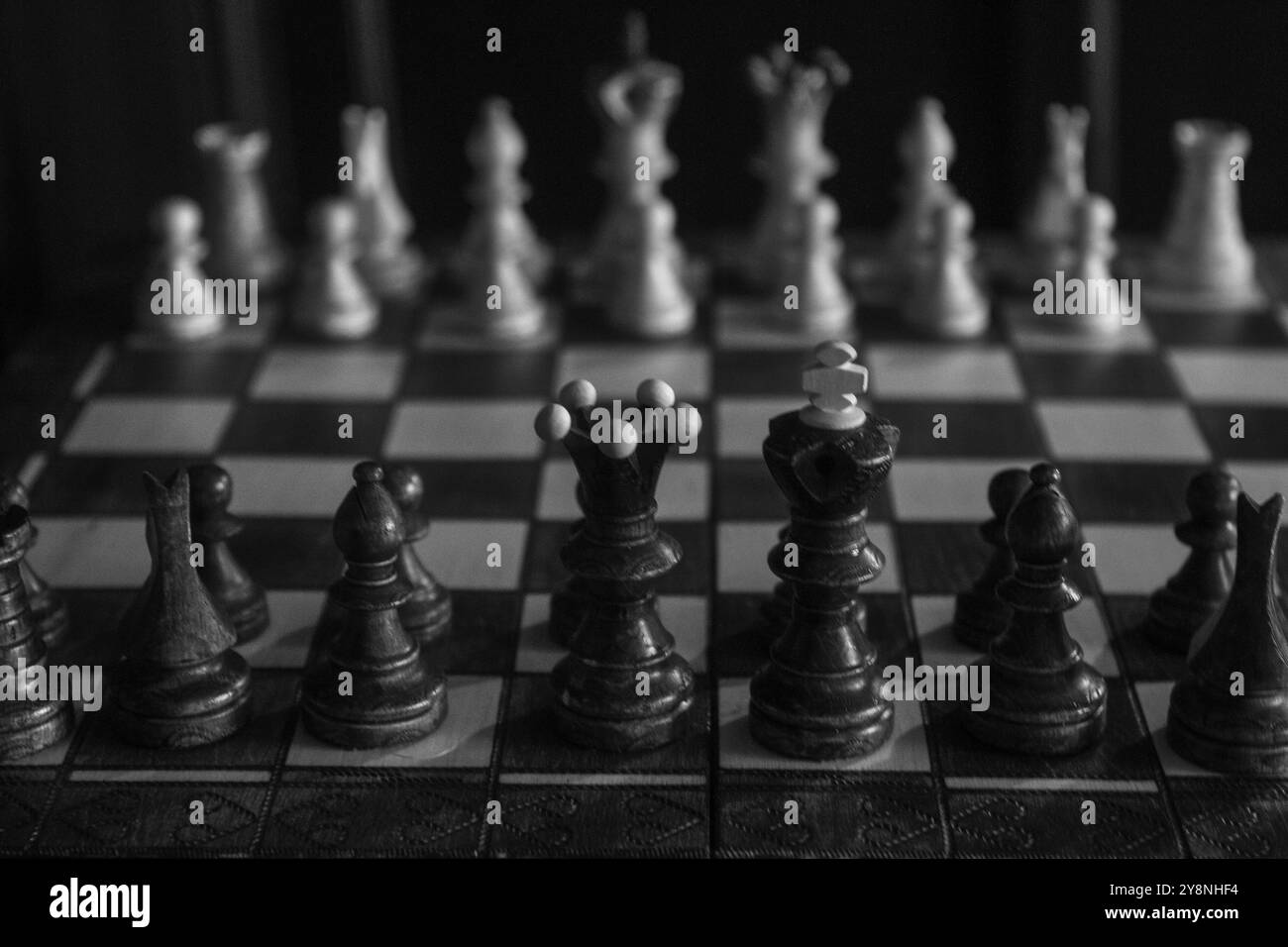 Dove la strategia incontra la quiete: Una scacchiera bianca e nera, un campo di battaglia senza tempo. Foto Stock