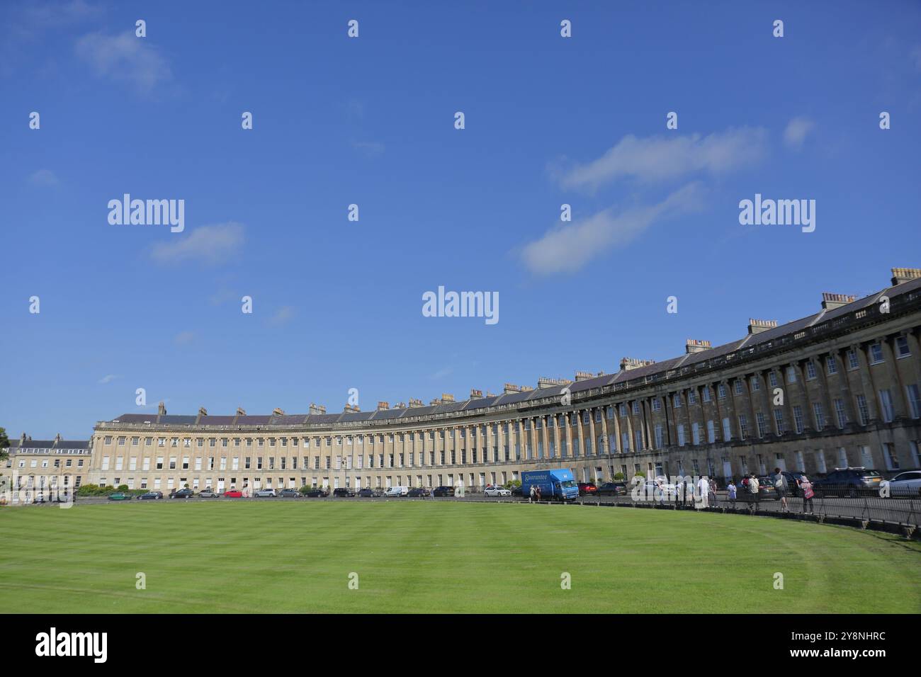 Gli splendidi prati di fronte al famoso Royal Crescent di Bath, Regno Unito. Foto Stock