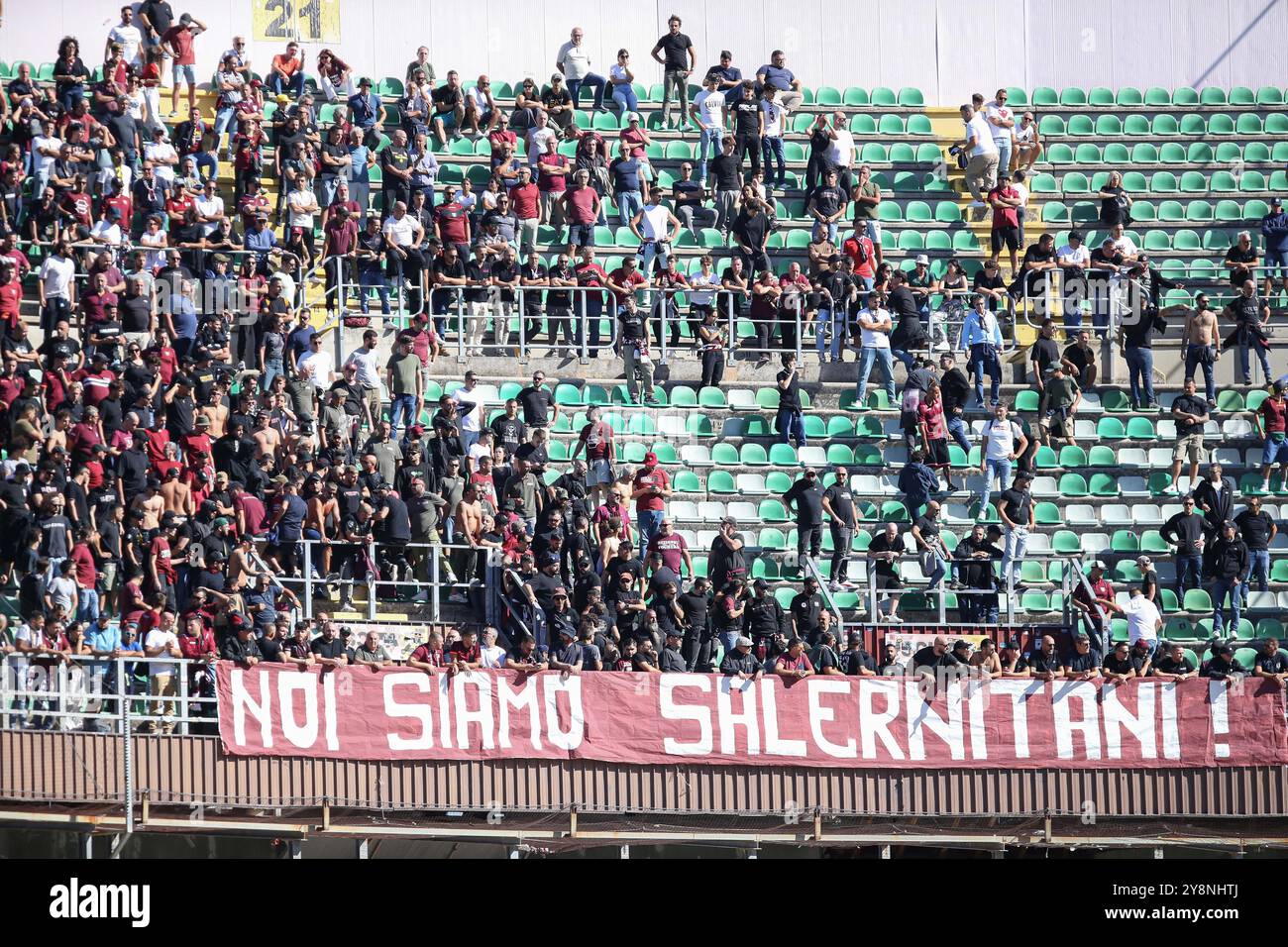 Tifosi della Salernitana USA durante Palermo FC vs US Salernitana, partita italiana di calcio di serie B a Palermo, Italia, 6 ottobre 2024 Foto Stock