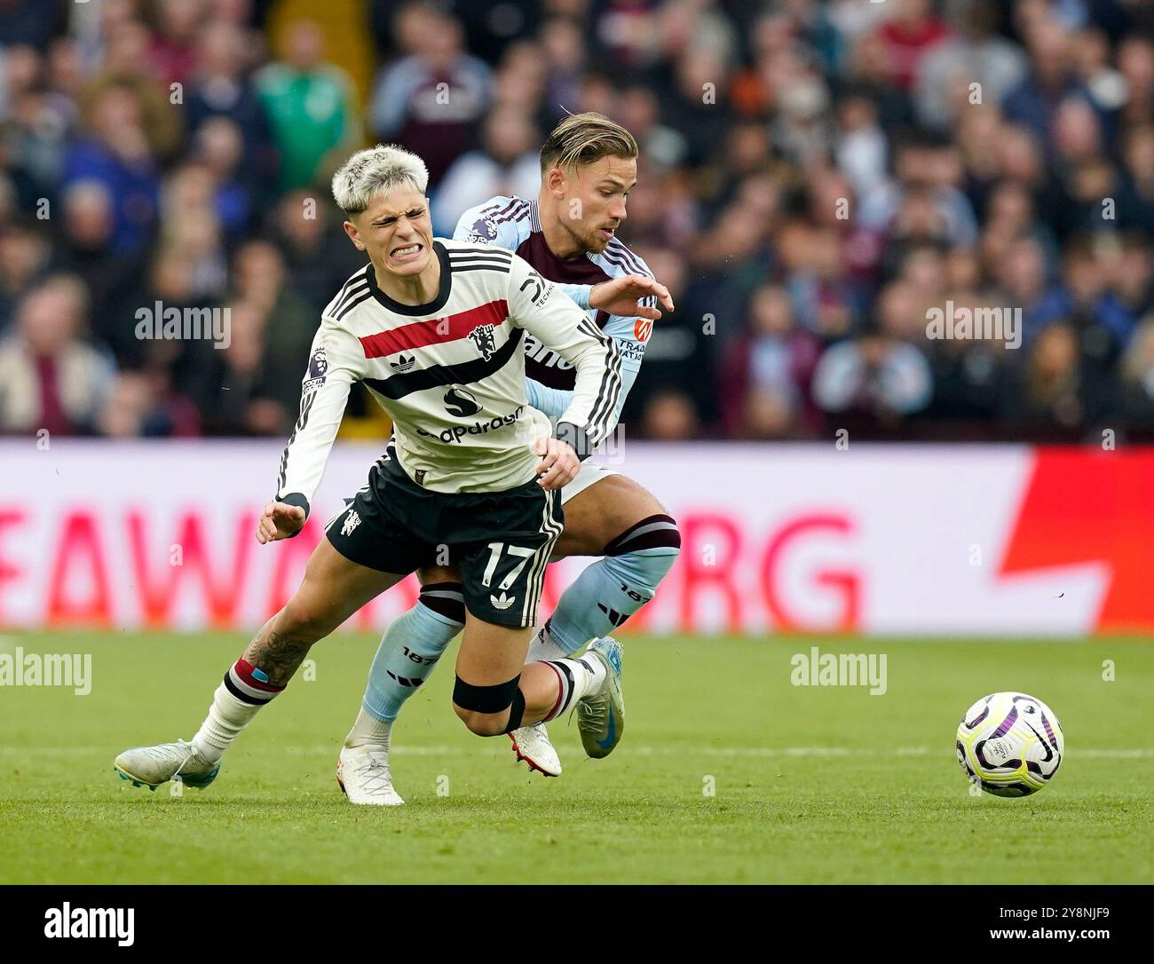 Birmingham, Regno Unito. 6 ottobre 2024. Matty Cash dell'Aston Villa con Alejandro Garnacho del Manchester United durante la partita di Premier League a Villa Park, Birmingham. Il credito per immagini dovrebbe essere: Andrew Yates/Sportimage Credit: Sportimage Ltd/Alamy Live News Foto Stock