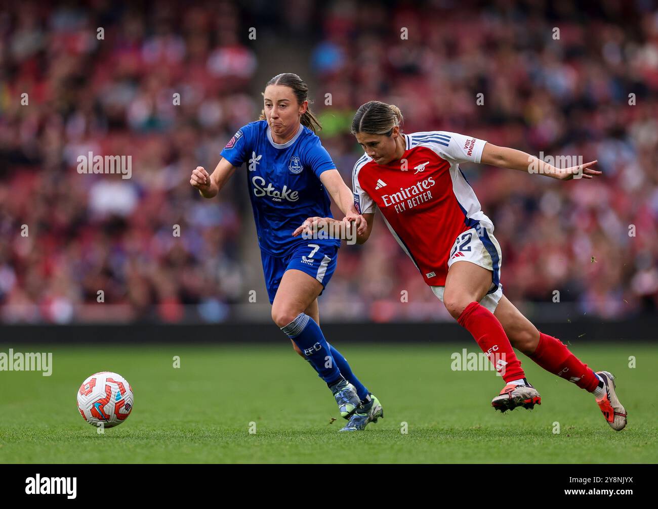 Kyra Cooney-Cross dell'Arsenal e Clare Wheeler dell'Everton in azione durante la partita di Super League femminile all'Emirates Stadium di Londra. Data foto: Domenica 6 ottobre 2024. Foto Stock