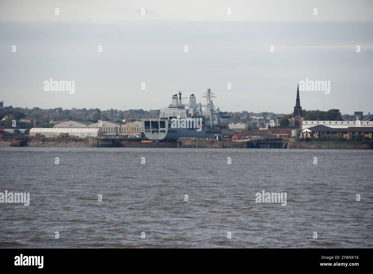 La flotta della Royal Navy fornisce la nave Fort Victoria nel bacino di carenaggio sul fiume Mersey a Birkenhead Foto Stock