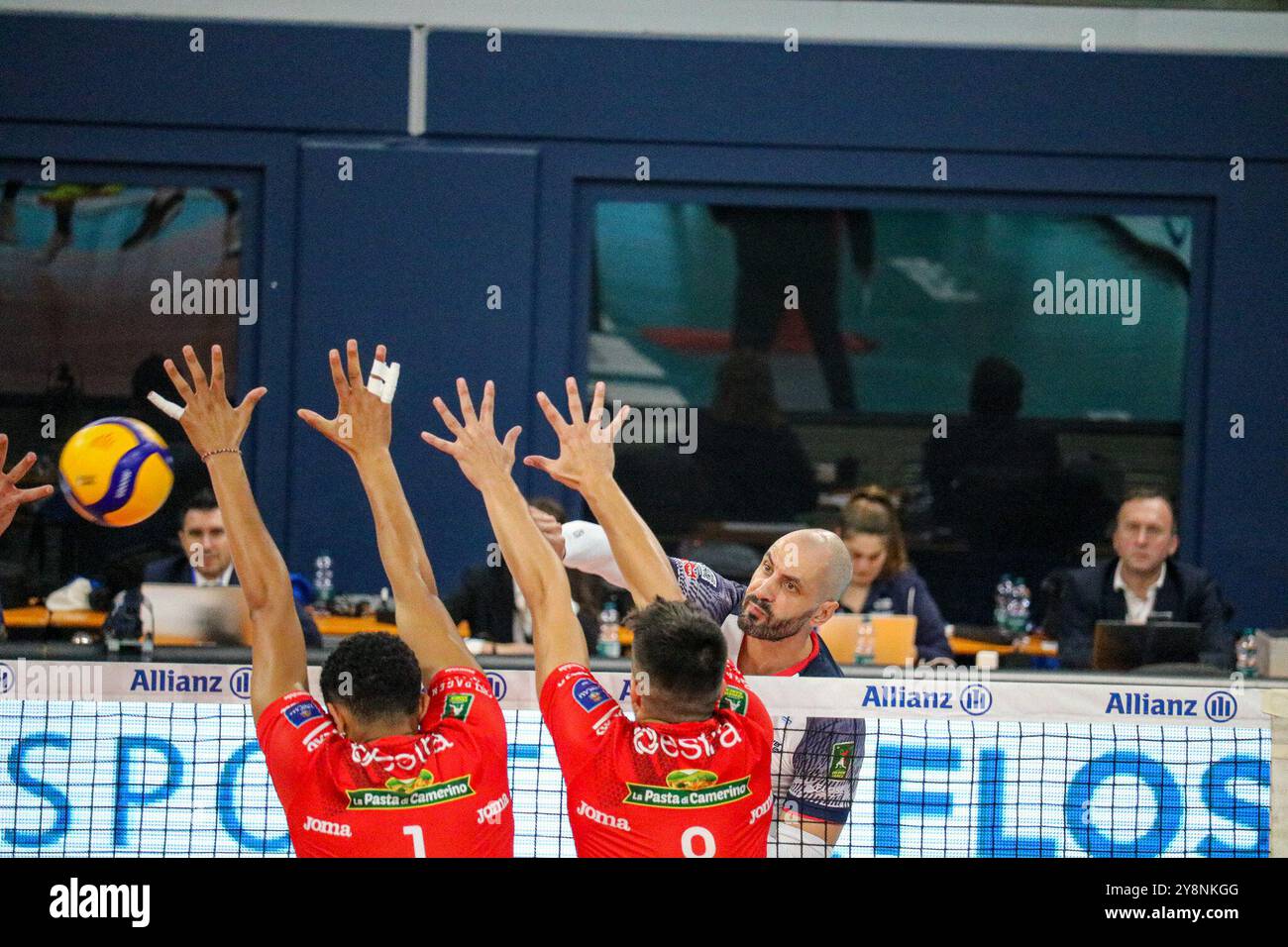 MATEY KAZIYSKI (POWERVOLLEY MILANO) E MONSTER BLOCK MATTIA BONINFANTE E BARTHELEMY CHINENYEZE (CUCINE LUBE CIVITANOVA) durante Allianz Milano vs cucine Lube Civitanova, Volley Italian serie A Men Superleague match A Milano, Italia, 6 ottobre 2024 Foto Stock