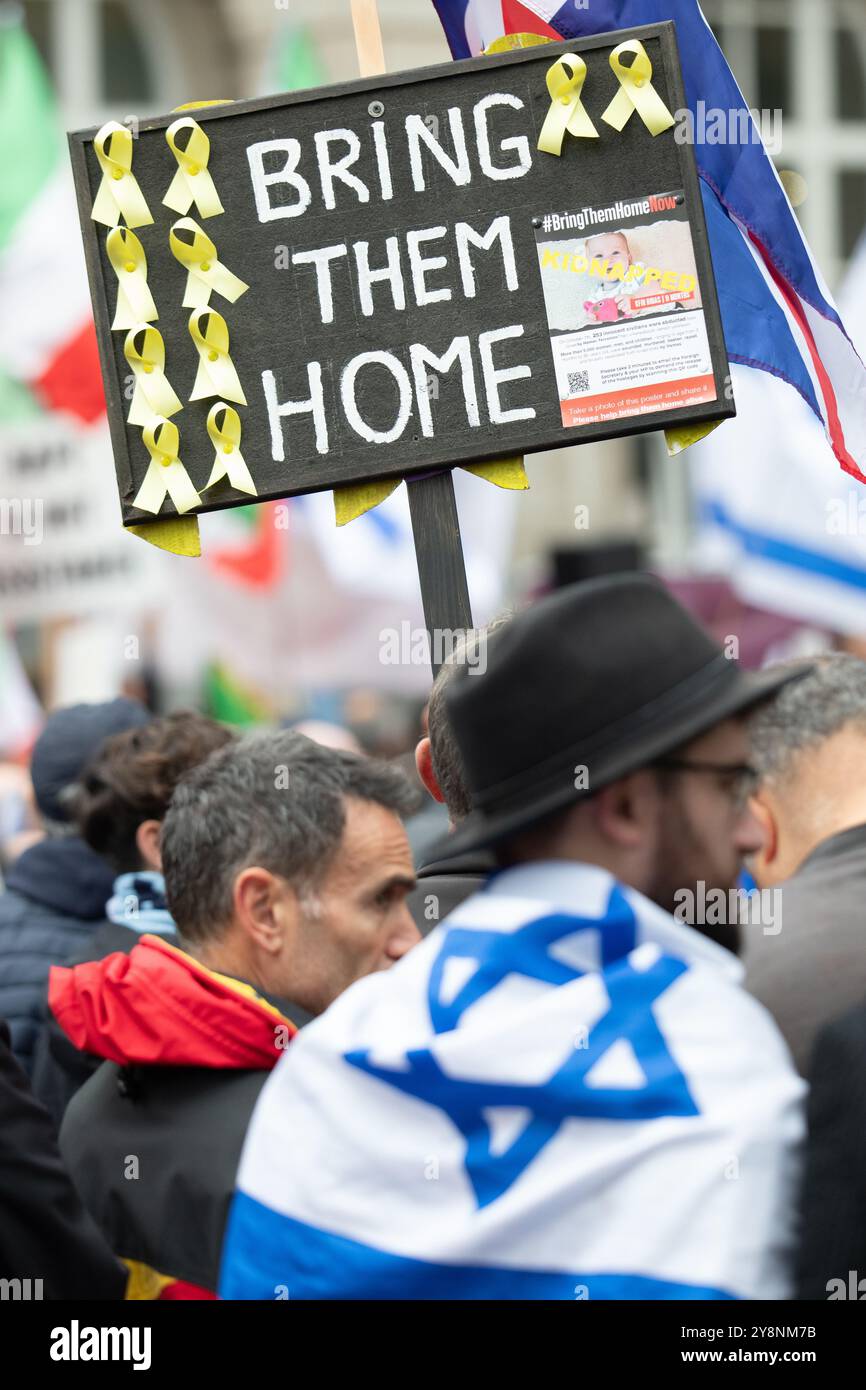 Manchester, Regno Unito. 6 ottobre 2024. Manchester è in piedi con Israel march e Rally. Il raduno che ha avuto inizio in Piazza Sant'Anna e poi ha attraversato il centro della città fino a Piazza San Pietro di fronte alla Biblioteca centrale. Una forte presenza della polizia, con la polizia armata, e anche la compagnia di sicurezza privata CST erano presenti. In piazza San Pietro, una donna solitaria sventolò una bandiera palestiana che fu interrogata da alcuni membri della folla pro Israele. Pro Israel March Manchester UK. Foto: Garyroberts/worldwidefeatures.com credito: GaryRobertsphotography/Alamy Live News Foto Stock