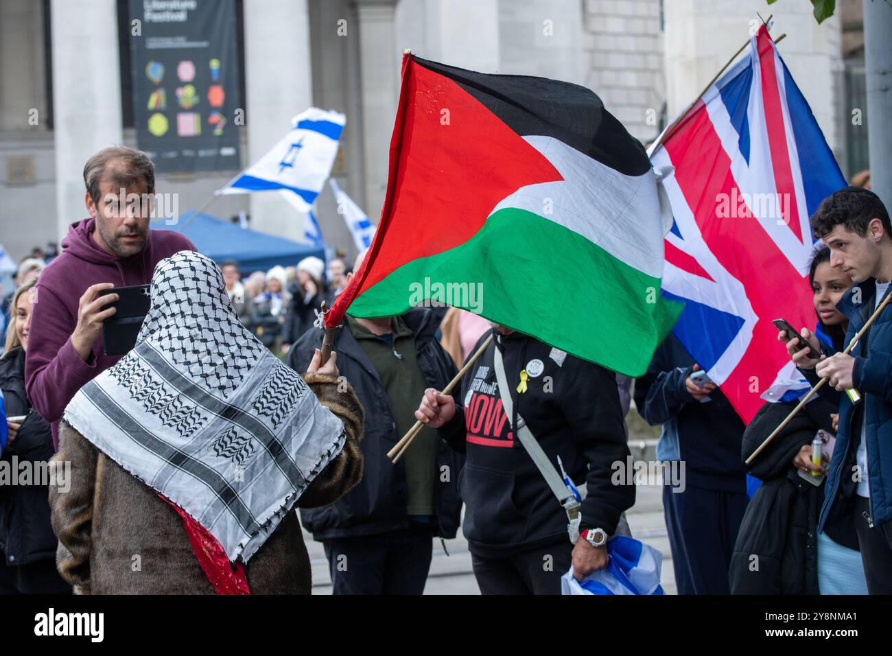 Manchester, Regno Unito. 6 ottobre 2024. Manchester è in piedi con Israel march e Rally. Il raduno che ha avuto inizio in Piazza Sant'Anna e poi ha attraversato il centro della città fino a Piazza San Pietro di fronte alla Biblioteca centrale. Una forte presenza della polizia, con la polizia armata, e anche la compagnia di sicurezza privata CST erano presenti. In piazza San Pietro, una donna solitaria sventolò una bandiera palestiana che fu interrogata da alcuni membri della folla pro Israele. Pro Israel March Manchester UK. Foto: Garyroberts/worldwidefeatures.com credito: GaryRobertsphotography/Alamy Live News Foto Stock