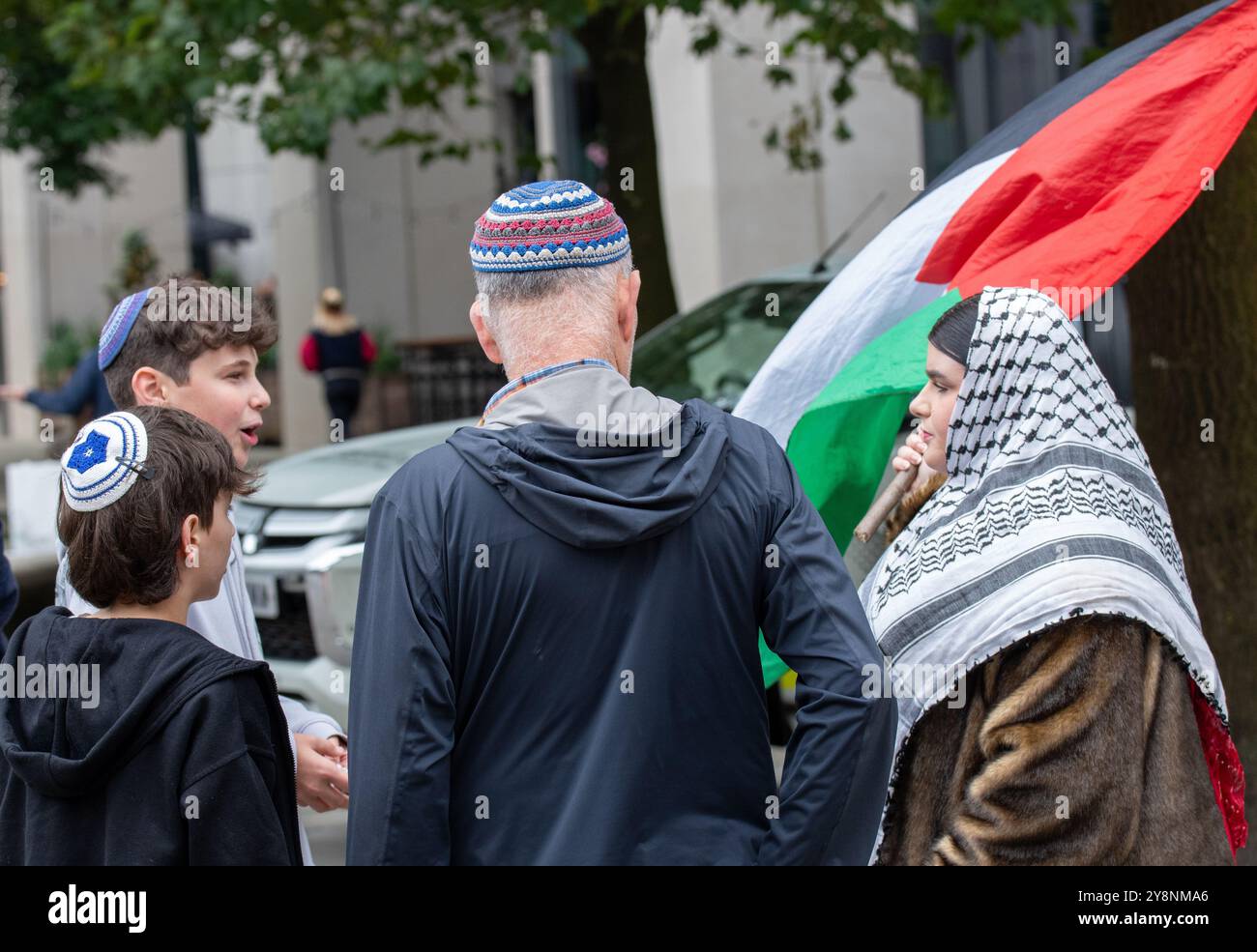 Manchester, Regno Unito. 6 ottobre 2024. Manchester è in piedi con Israel march e Rally. Il raduno che ha avuto inizio in Piazza Sant'Anna e poi ha attraversato il centro della città fino a Piazza San Pietro di fronte alla Biblioteca centrale. Una forte presenza della polizia, con la polizia armata, e anche la compagnia di sicurezza privata CST erano presenti. In piazza San Pietro, una donna solitaria sventolò una bandiera palestiana che fu interrogata da alcuni membri della folla pro Israele. Pro Israel March Manchester UK. Foto: Garyroberts/worldwidefeatures.com credito: GaryRobertsphotography/Alamy Live News Foto Stock