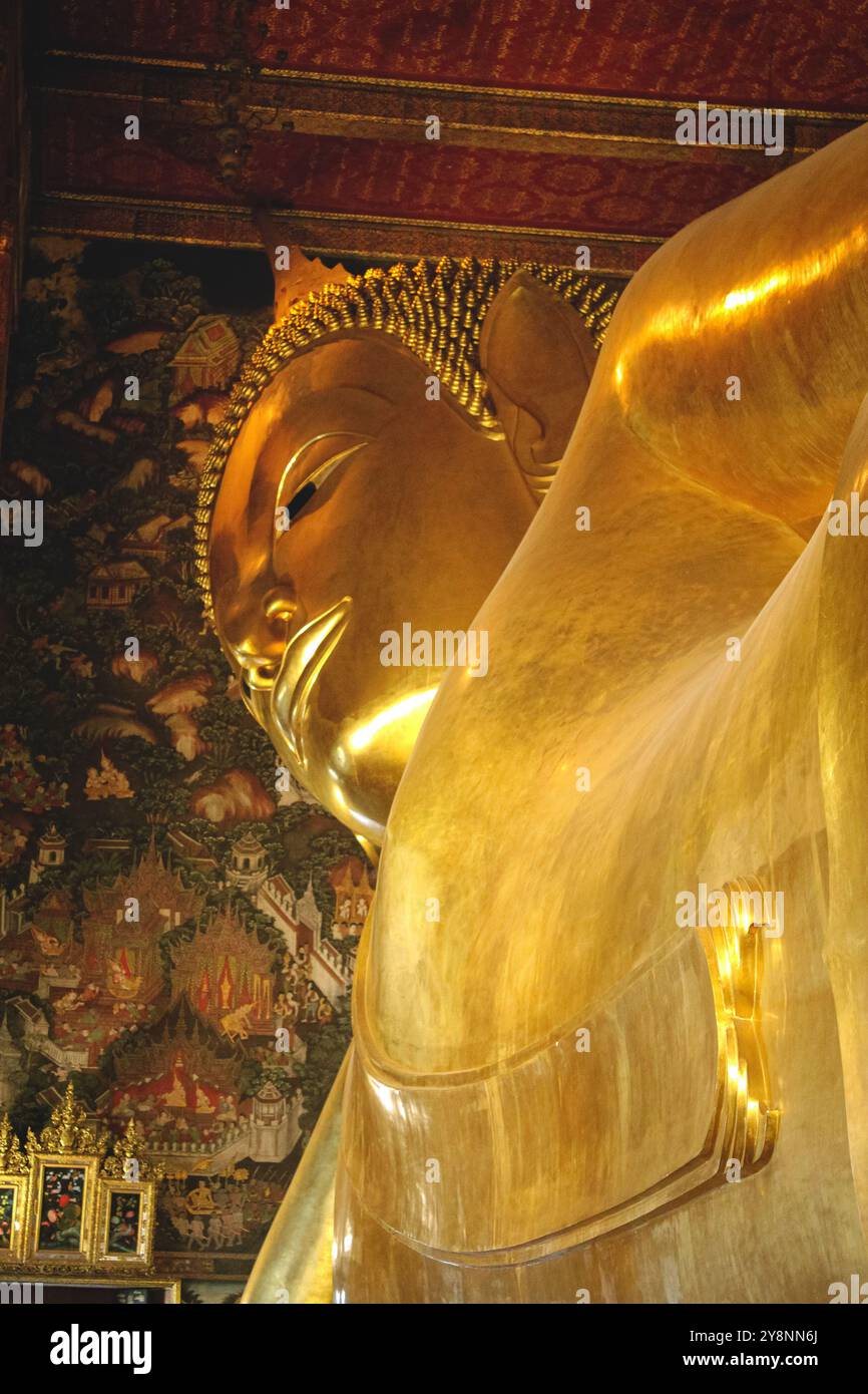 Statua di Buddha dorata sdraiata a Bangkok, Thailandia. Statua tailandese del Buddha reclinato Foto Stock