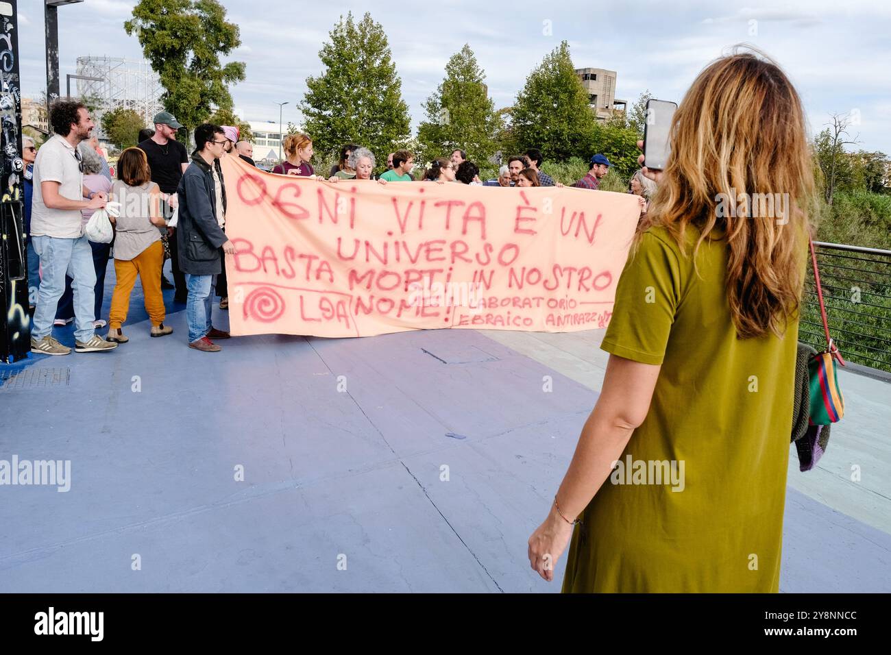 Flashmob degli aderenti al laboratorio Ebraico antirazzista (L&#x259;A) per sostenere la necessit&#xe0; di una soluzione politica del conflitto in MO e in opposizione alla politica condotta dal governo di Israele. Roma domenica 06 ottobre 2024 (foto Mauro Scrobogna / LaPresse) flashmob dei membri del laboratorio antirazzista ebraico (L&#x259;A) per sostenere la necessità di una soluzione politica al conflitto in Medio Oriente e in opposizione alle politiche condotte dal governo di Israele. Roma domenica 06 ottobre 2024 (foto di Mauro Scrobogna/LaPresse) Foto Stock