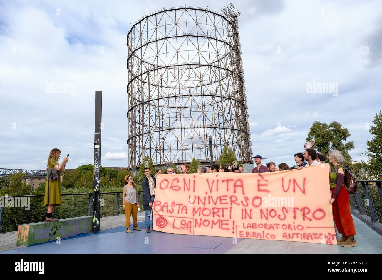 Flashmob degli aderenti al laboratorio Ebraico antirazzista (L&#x259;A) per sostenere la necessit&#xe0; di una soluzione politica del conflitto in MO e in opposizione alla politica condotta dal governo di Israele. Roma domenica 06 ottobre 2024 (foto Mauro Scrobogna / LaPresse) flashmob dei membri del laboratorio antirazzista ebraico (L&#x259;A) per sostenere la necessità di una soluzione politica al conflitto in Medio Oriente e in opposizione alle politiche condotte dal governo di Israele. Roma domenica 06 ottobre 2024 (foto di Mauro Scrobogna/LaPresse) Foto Stock